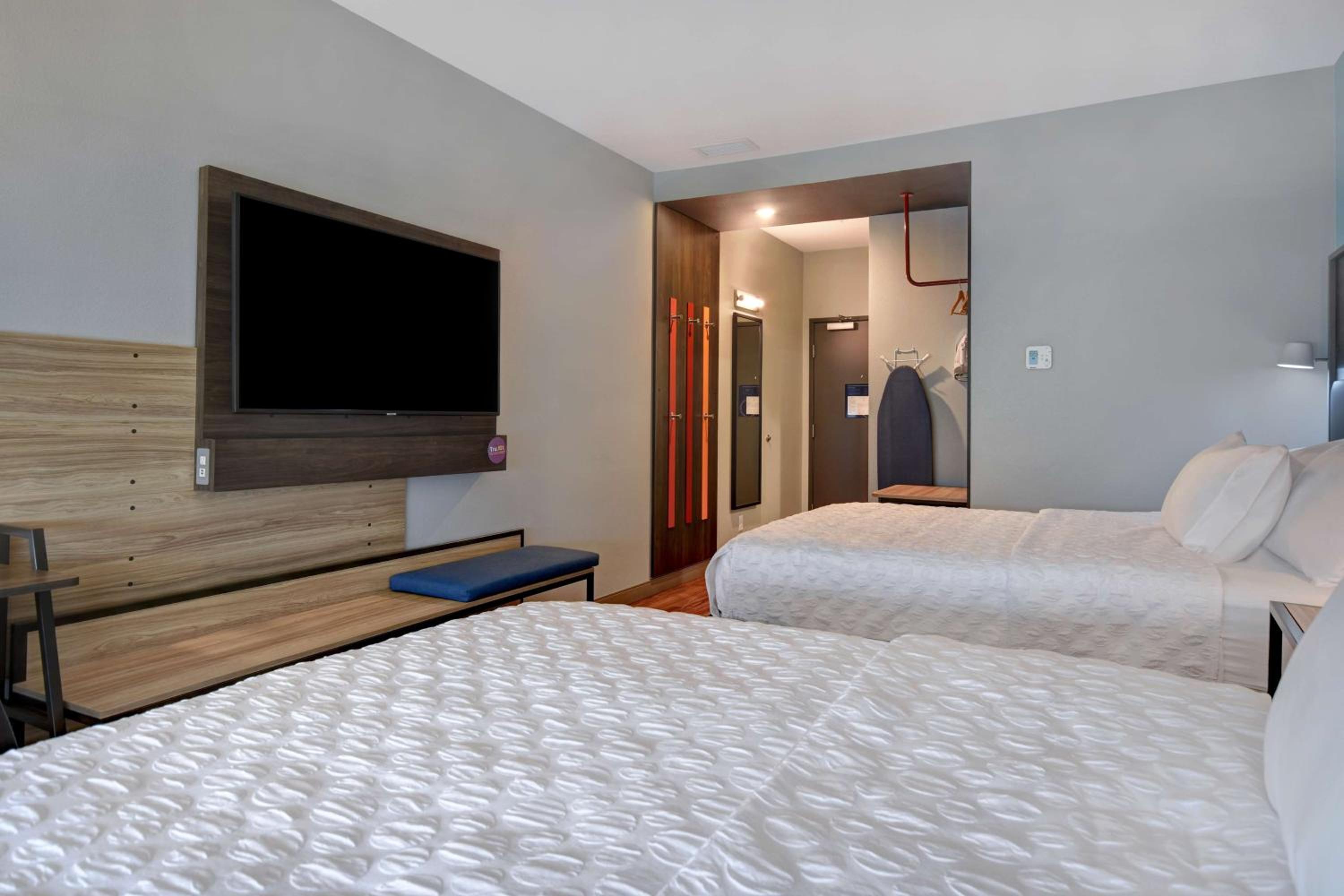 Queen Room with Two Queen Beds - Photo 1