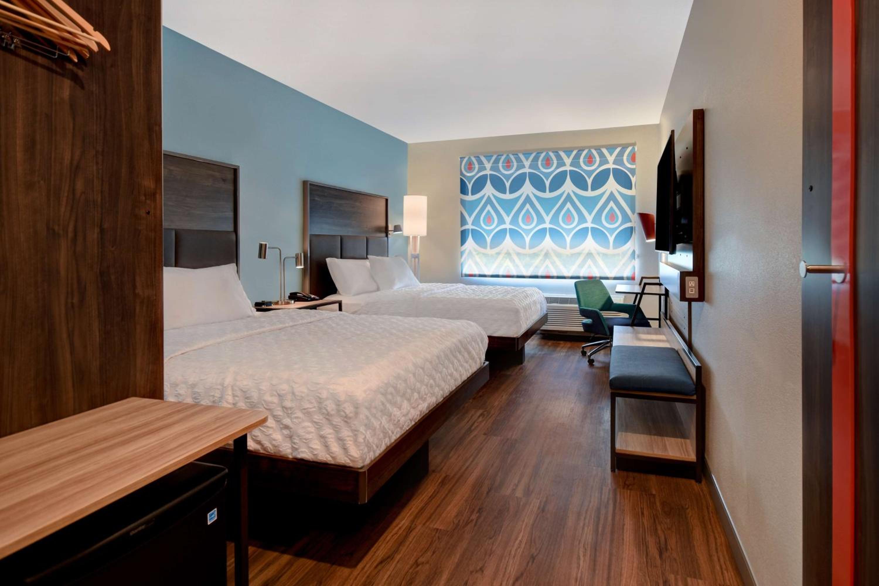 Queen Room with Two Queen Beds - Photo 3