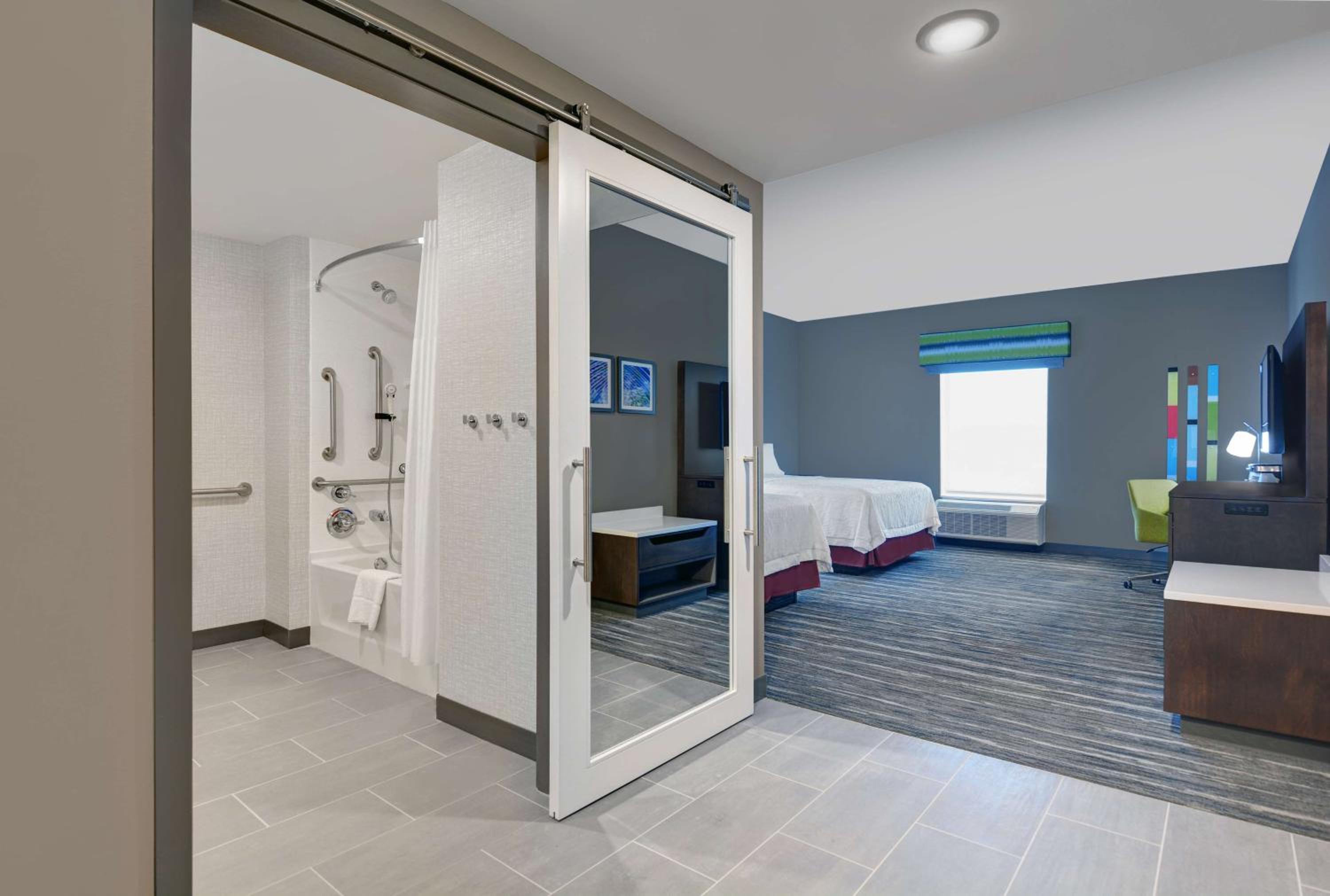 Queen Studio Suite with Two Queen Beds - Non-Smoking - Photo 4