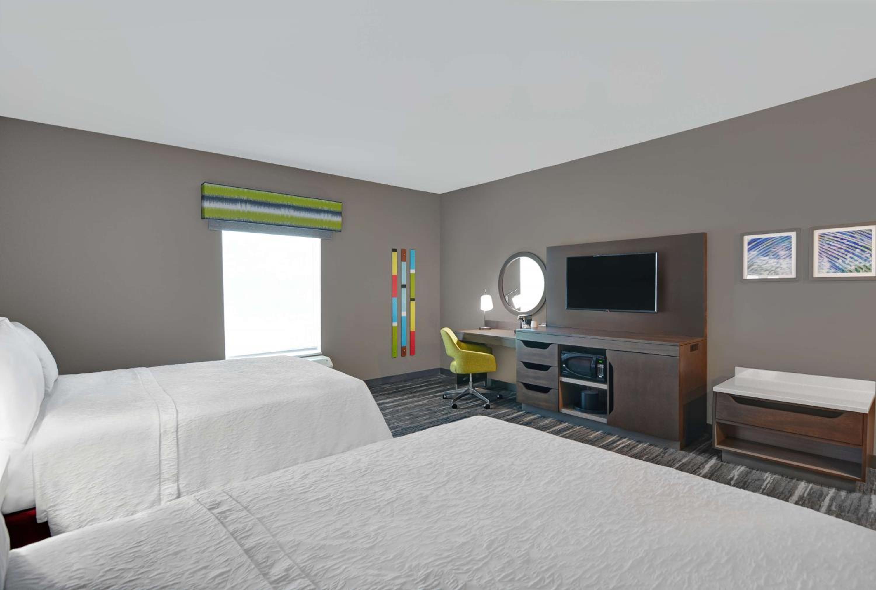 Queen Room with Two Queen Beds - Photo 2