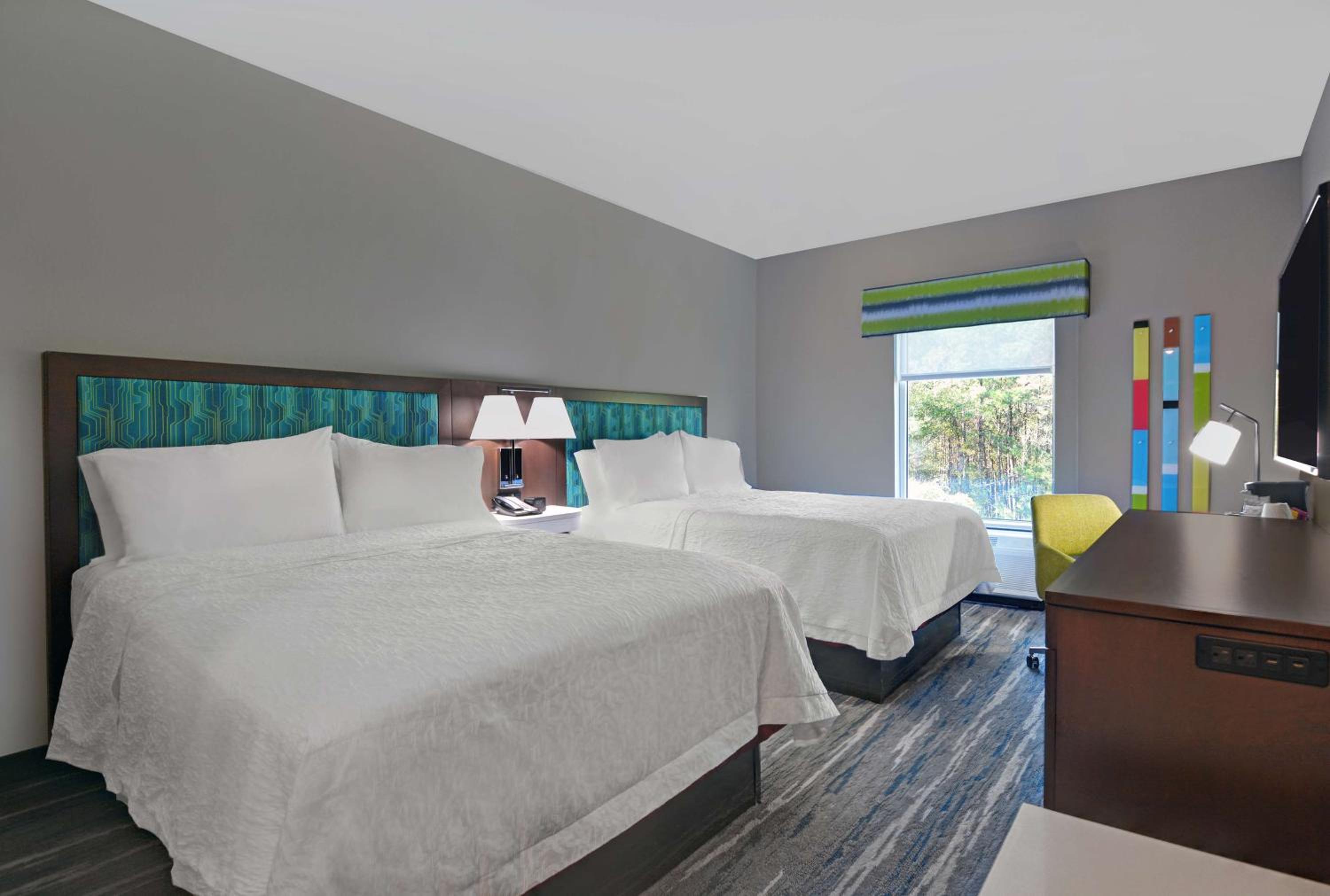 Queen Room with Two Queen Beds - Photo 4