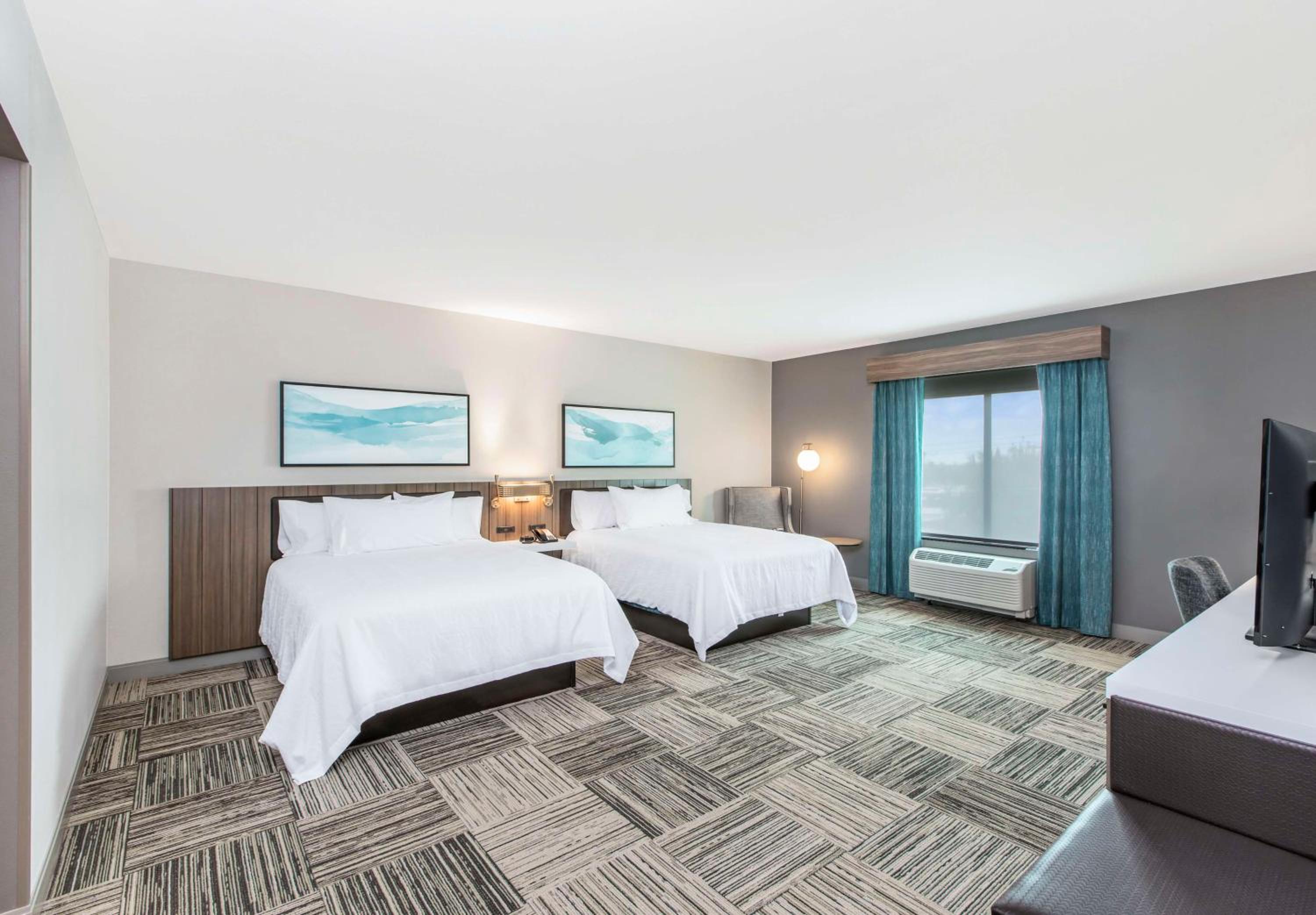 Queen Room with Two Queen Beds - Photo 3