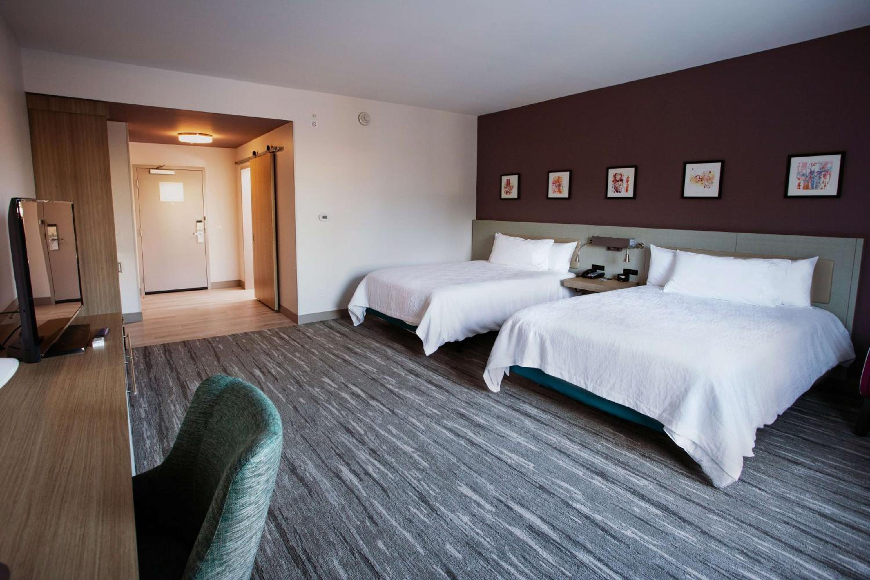 Queen Room with Two Queen Beds - Photo 3