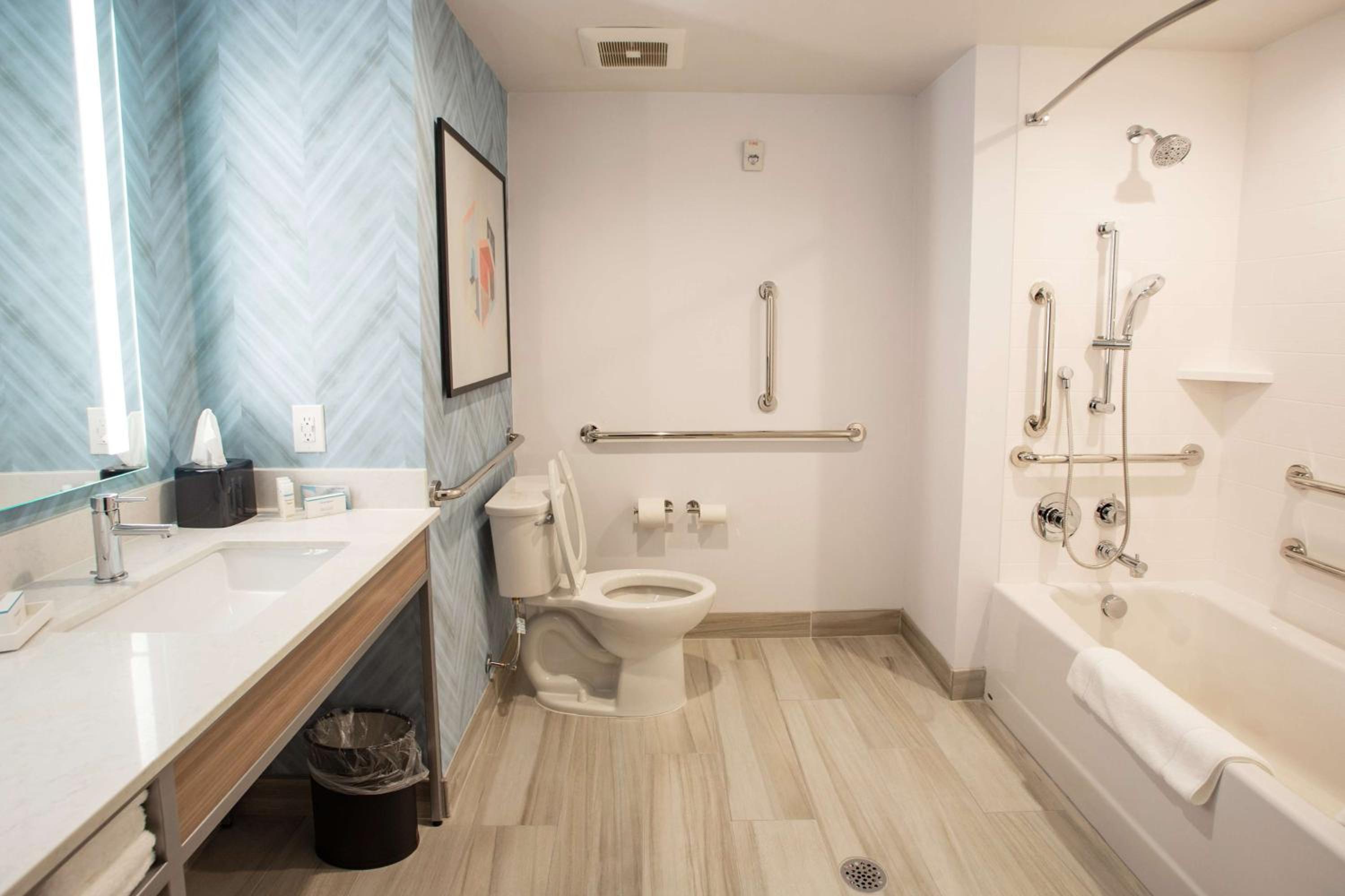 Deluxe King Room - Mobility and Hearing Access - Photo 5