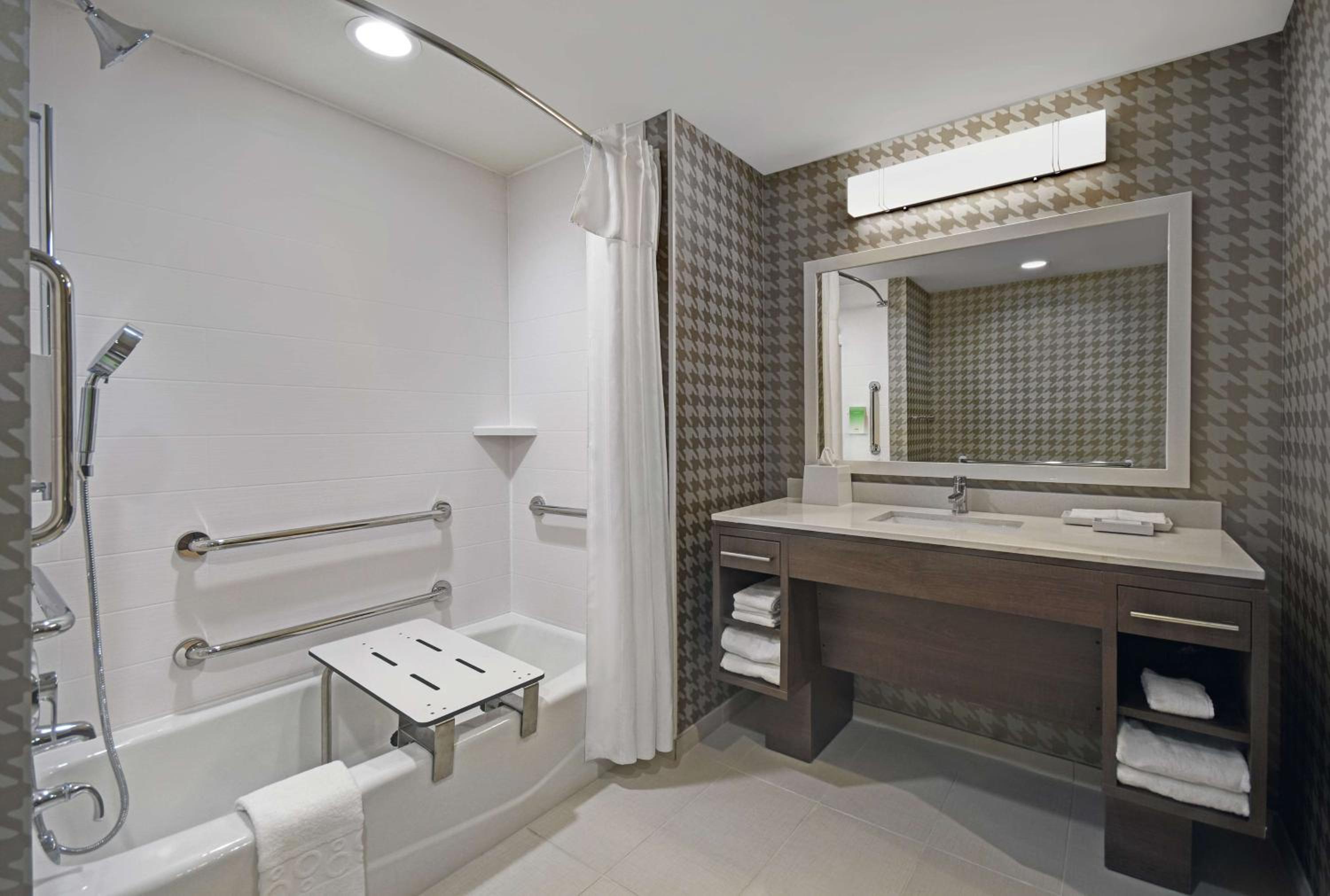 Queen Studio with Two Queen Beds - Mobility Access/Non-Smoking - Photo 5