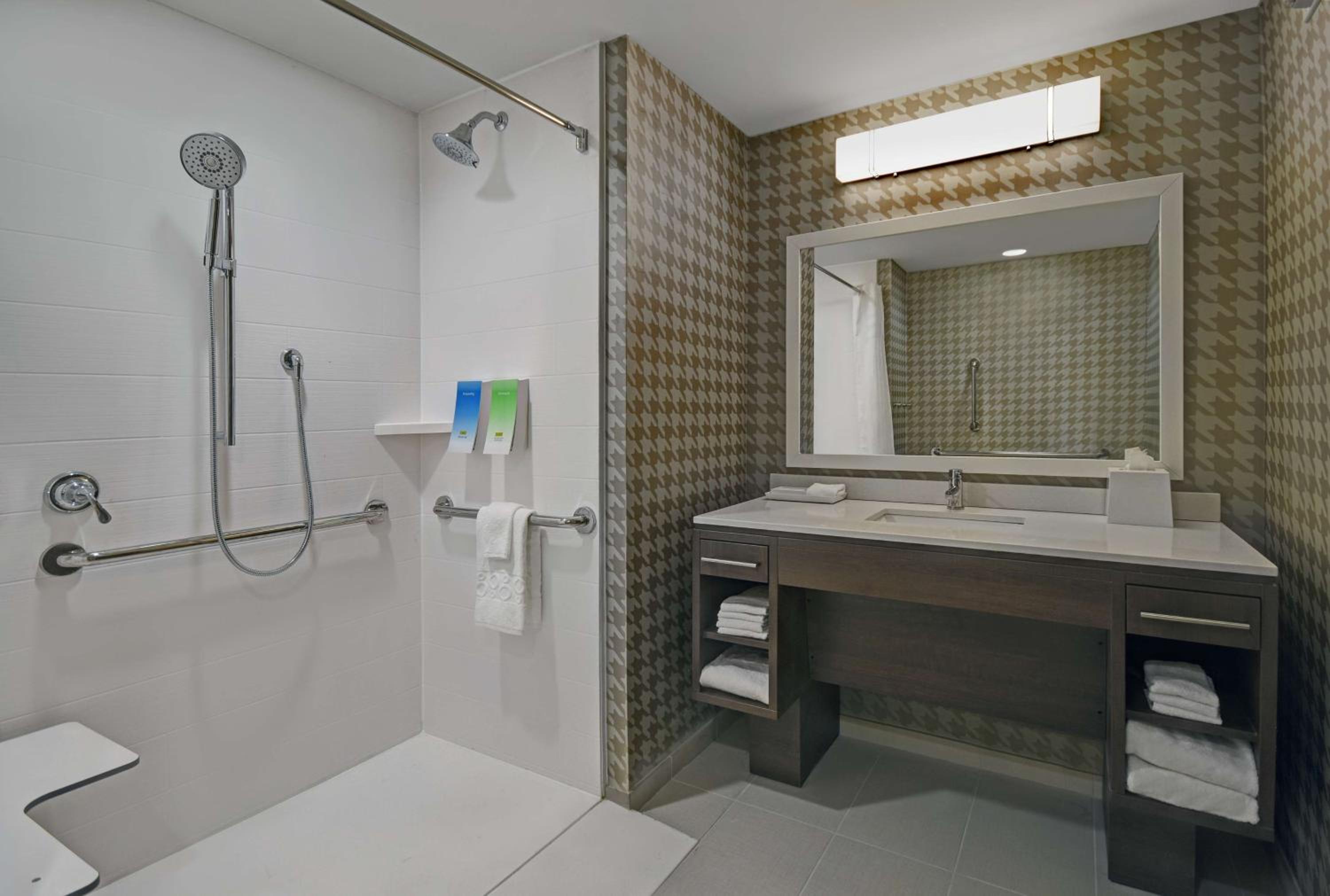 Queen Studio with Two Queen Beds - Mobility Access/Non-Smoking - Photo 3