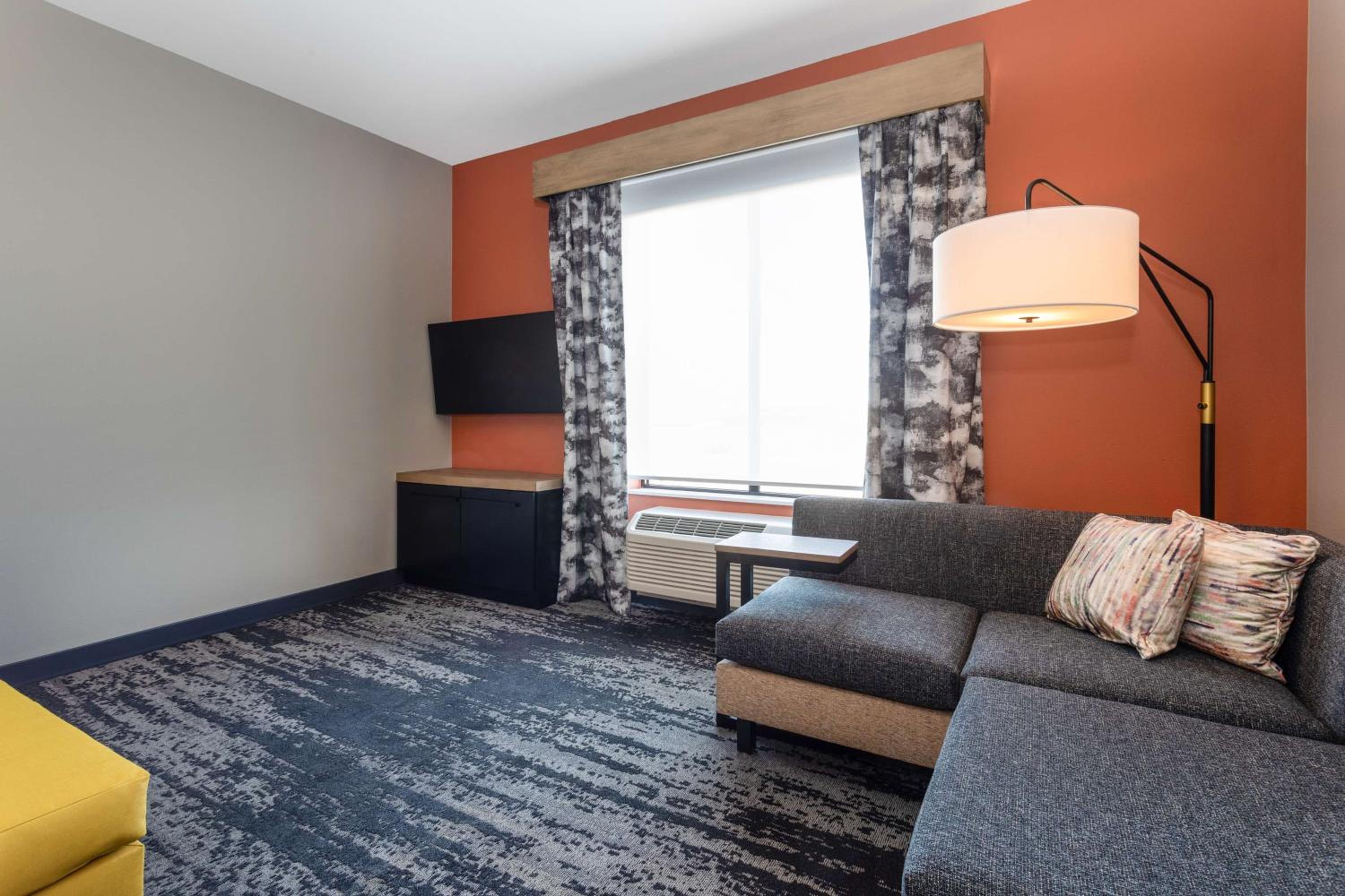 Premium King Room - Photo 2