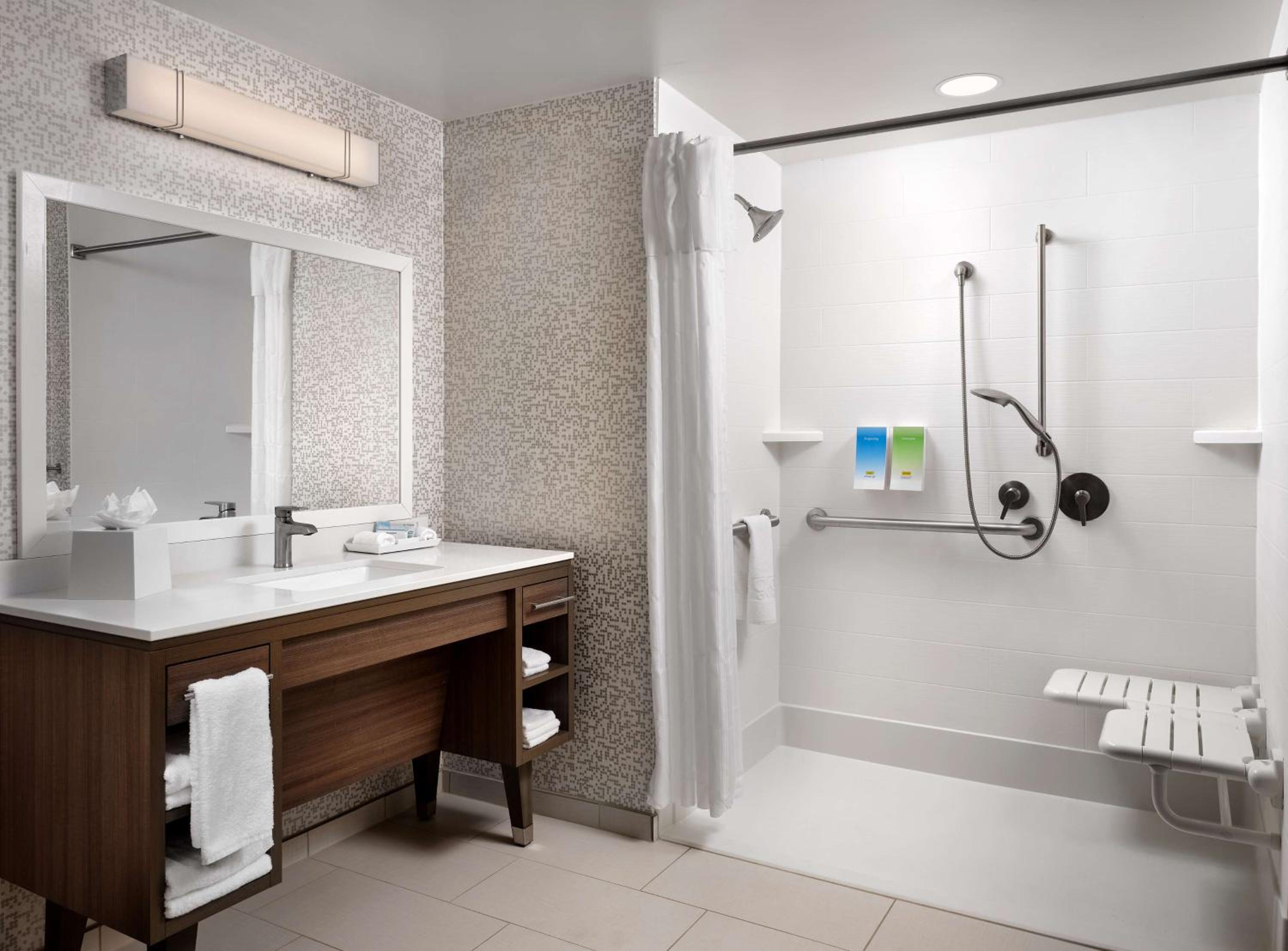 King Suite - Mobility Access/Non-Smoking - Photo 8