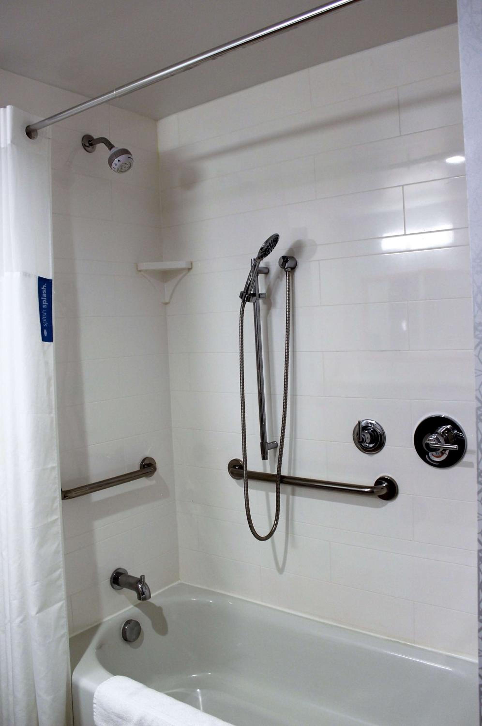 Queen Room with Bath Tub - Mobility Access/Non-Smoking - Photo 15