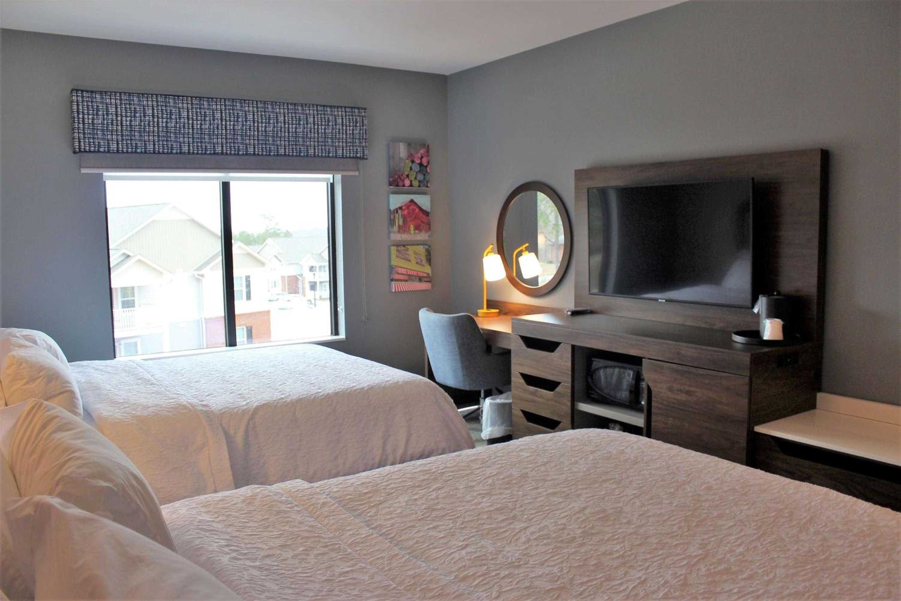 Queen Room with Two Queen Beds - Photo 11