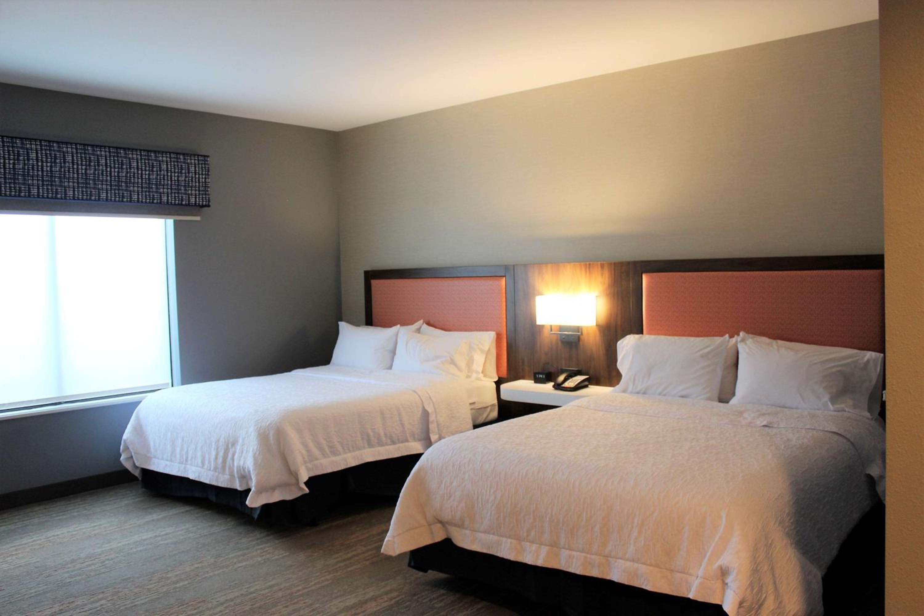 Queen Room with Two Queen Beds - Photo 12