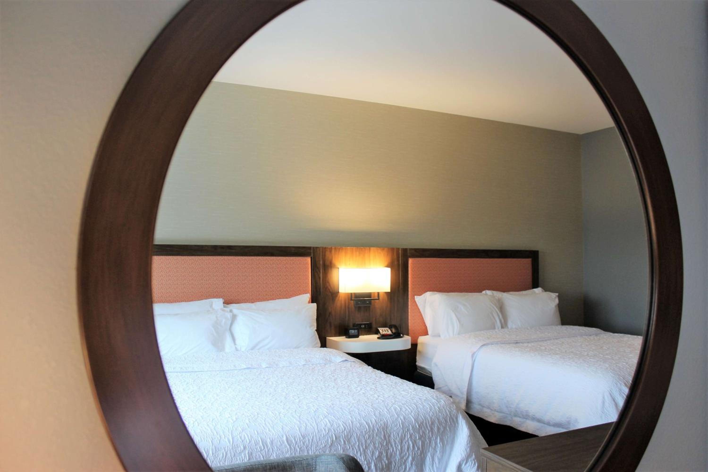 Queen Room with Two Queen Beds - Photo 2
