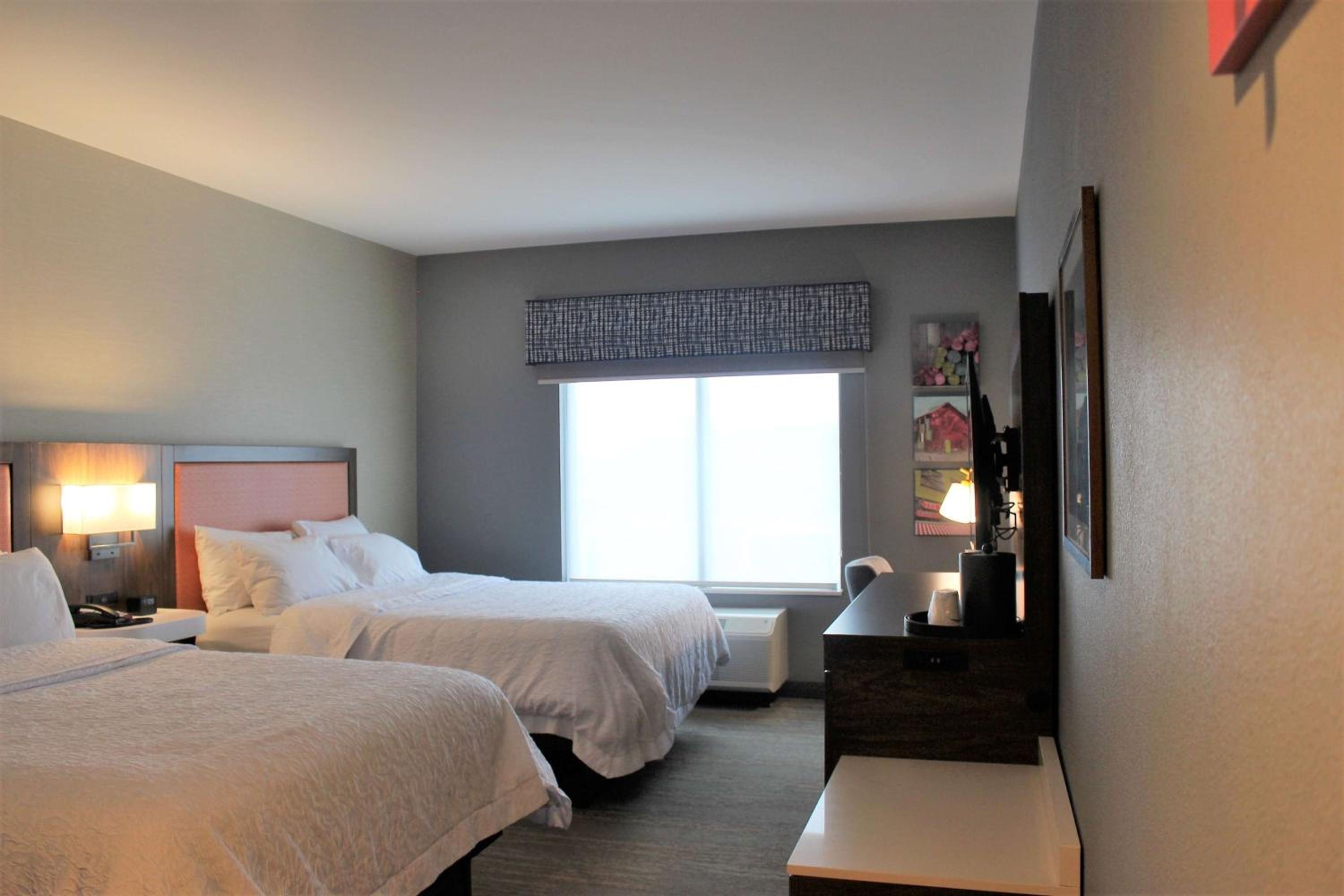 Queen Room with Two Queen Beds - Photo 3