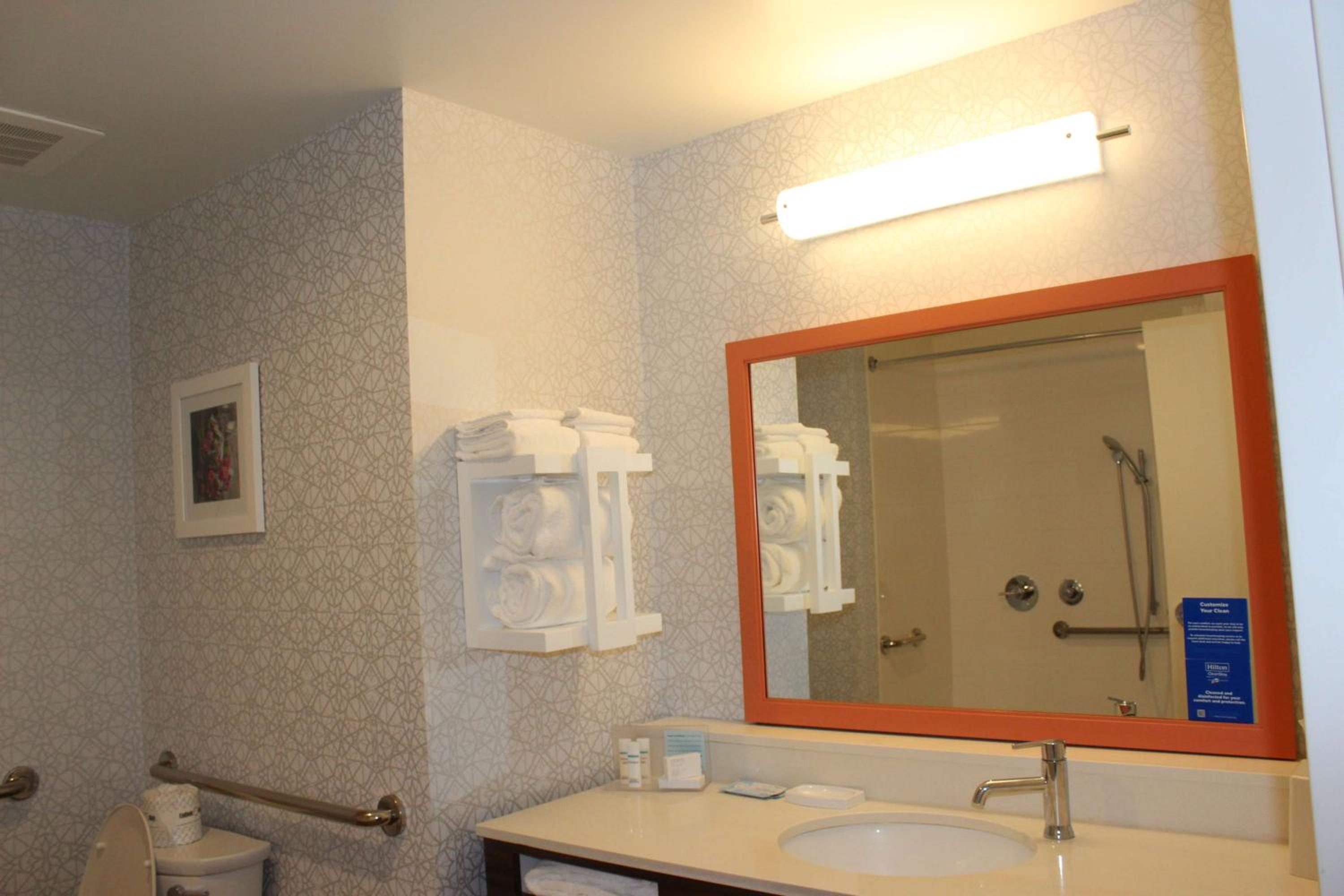 Queen Room with Two Queen Beds - Photo 6