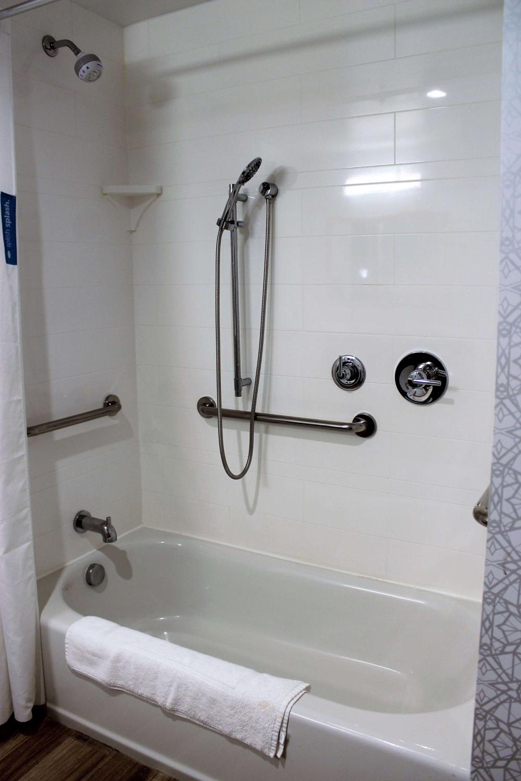 Queen Room with Bath Tub - Mobility Access/Non-Smoking - Photo 11