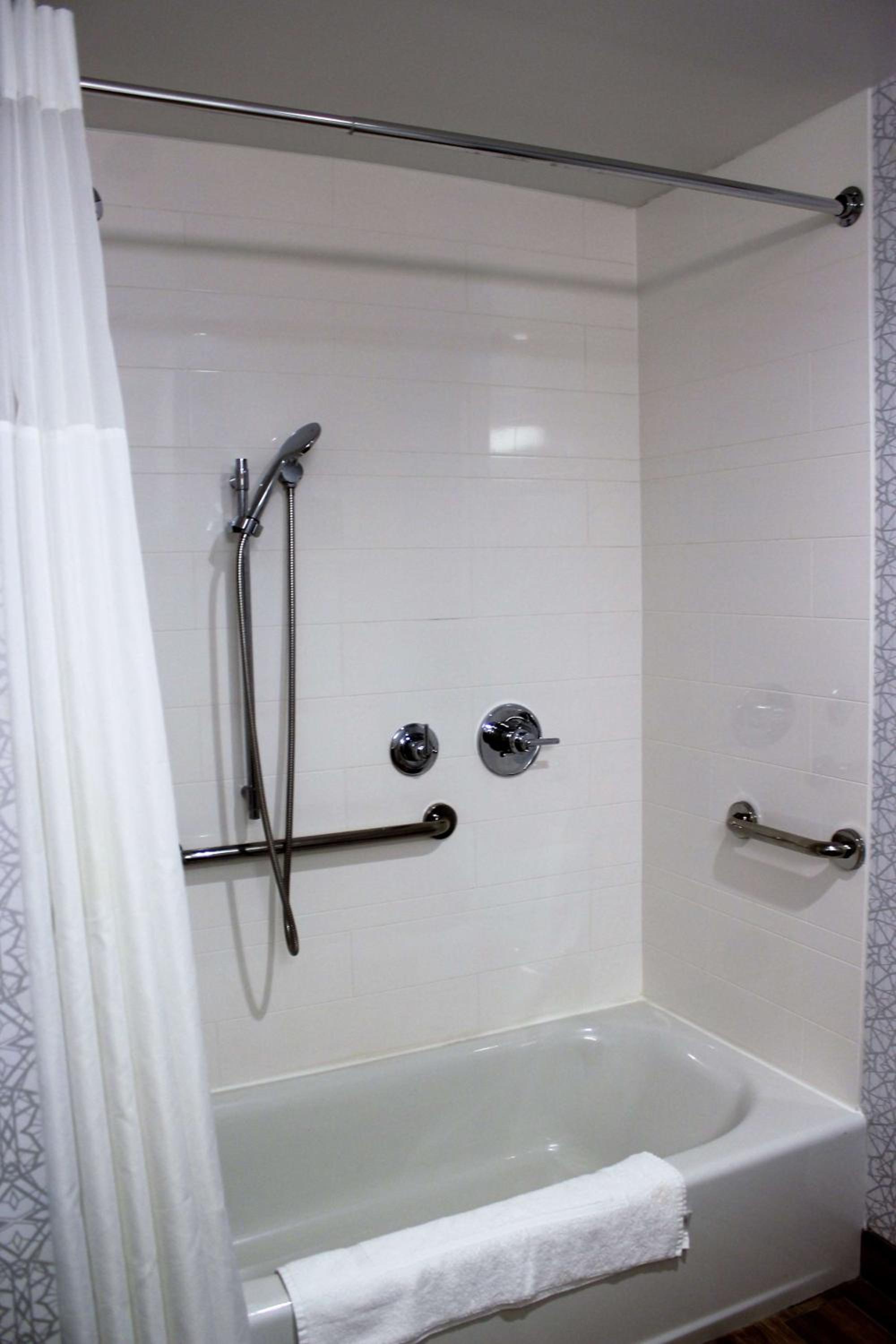 Queen Room with Bath Tub - Mobility Access/Non-Smoking - Photo 12
