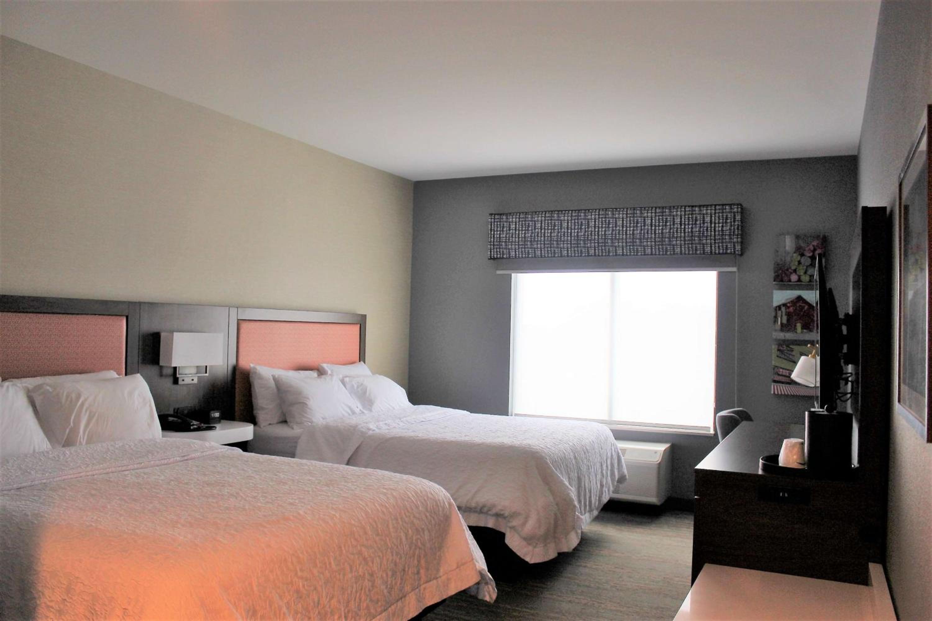 Queen Room with Two Queen Beds - Photo 4