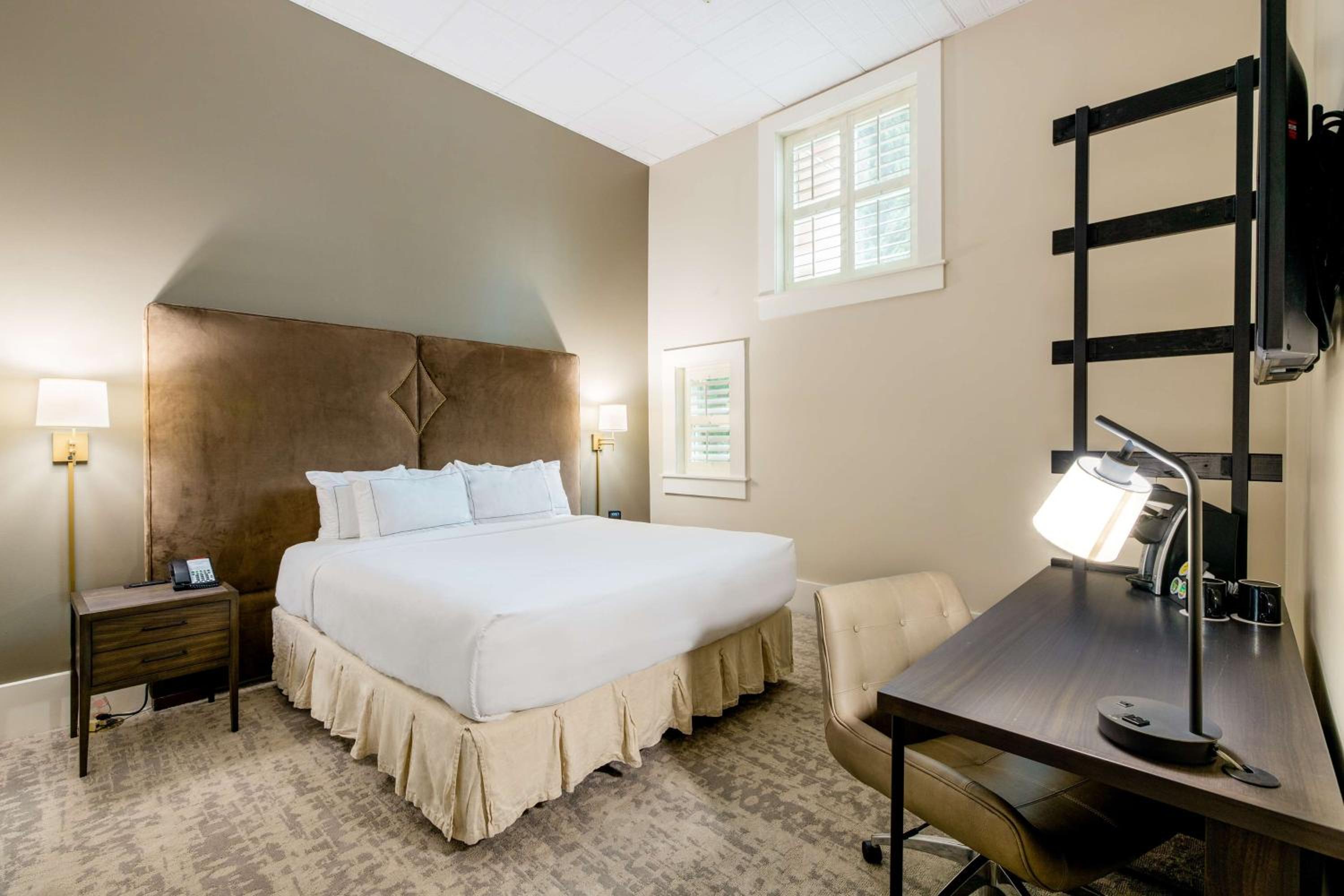 One-Bedroom King Suite - Photo 5