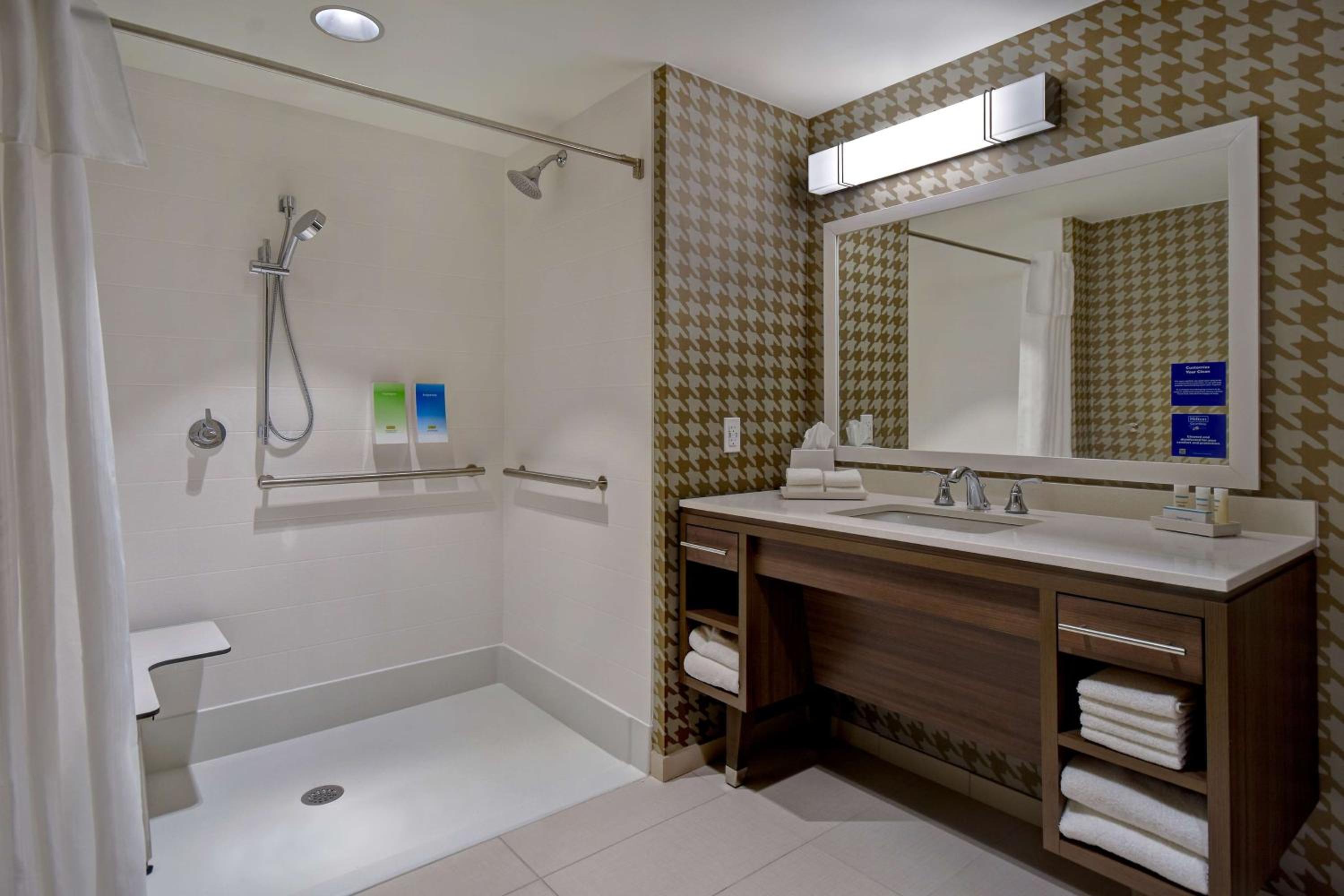 King Suite with Roll-In Shower - Mobility and Hearing Access/Non-Smoking - Photo 3