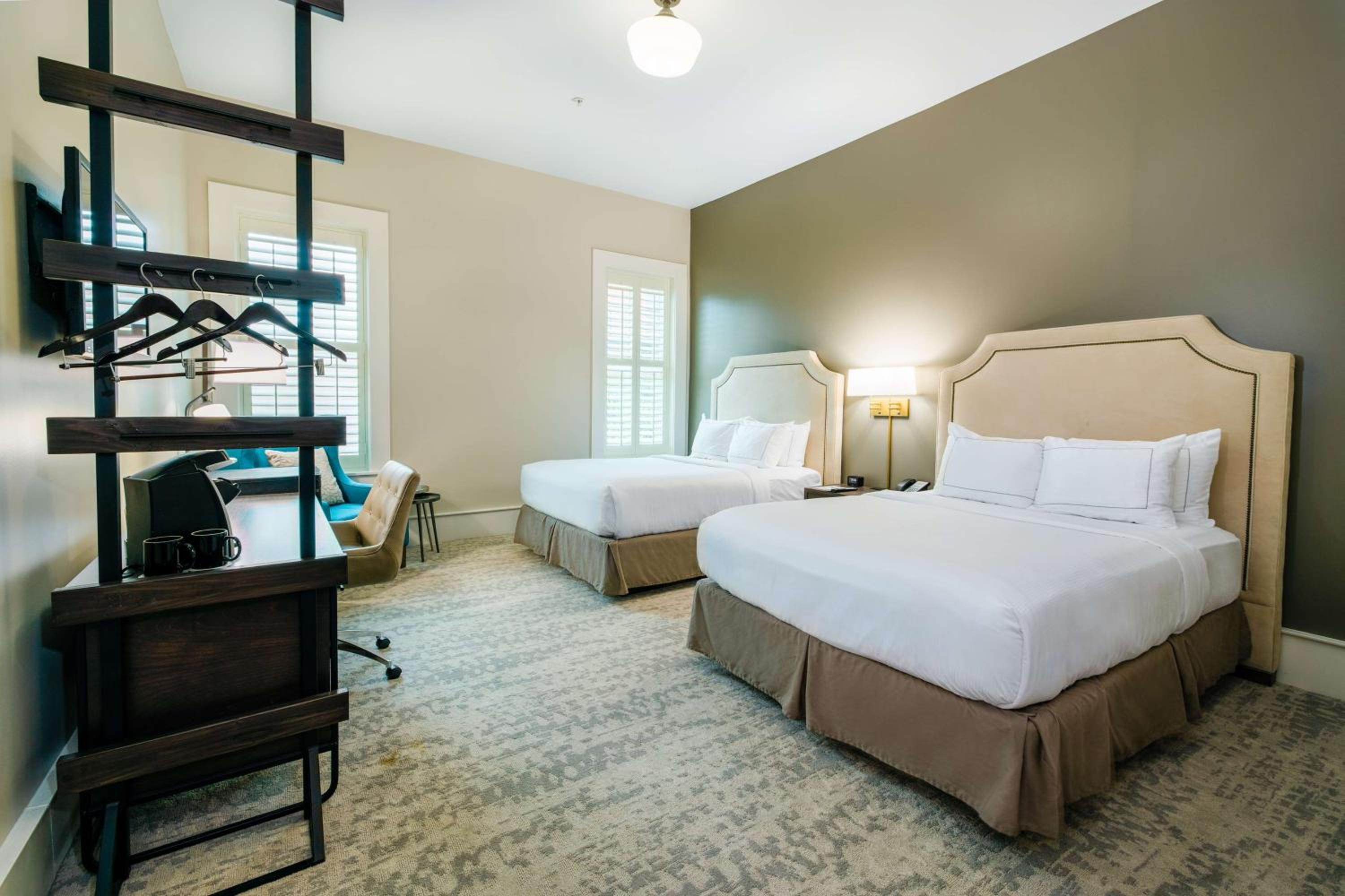 Queen Room with Two Queen Beds - Photo 4