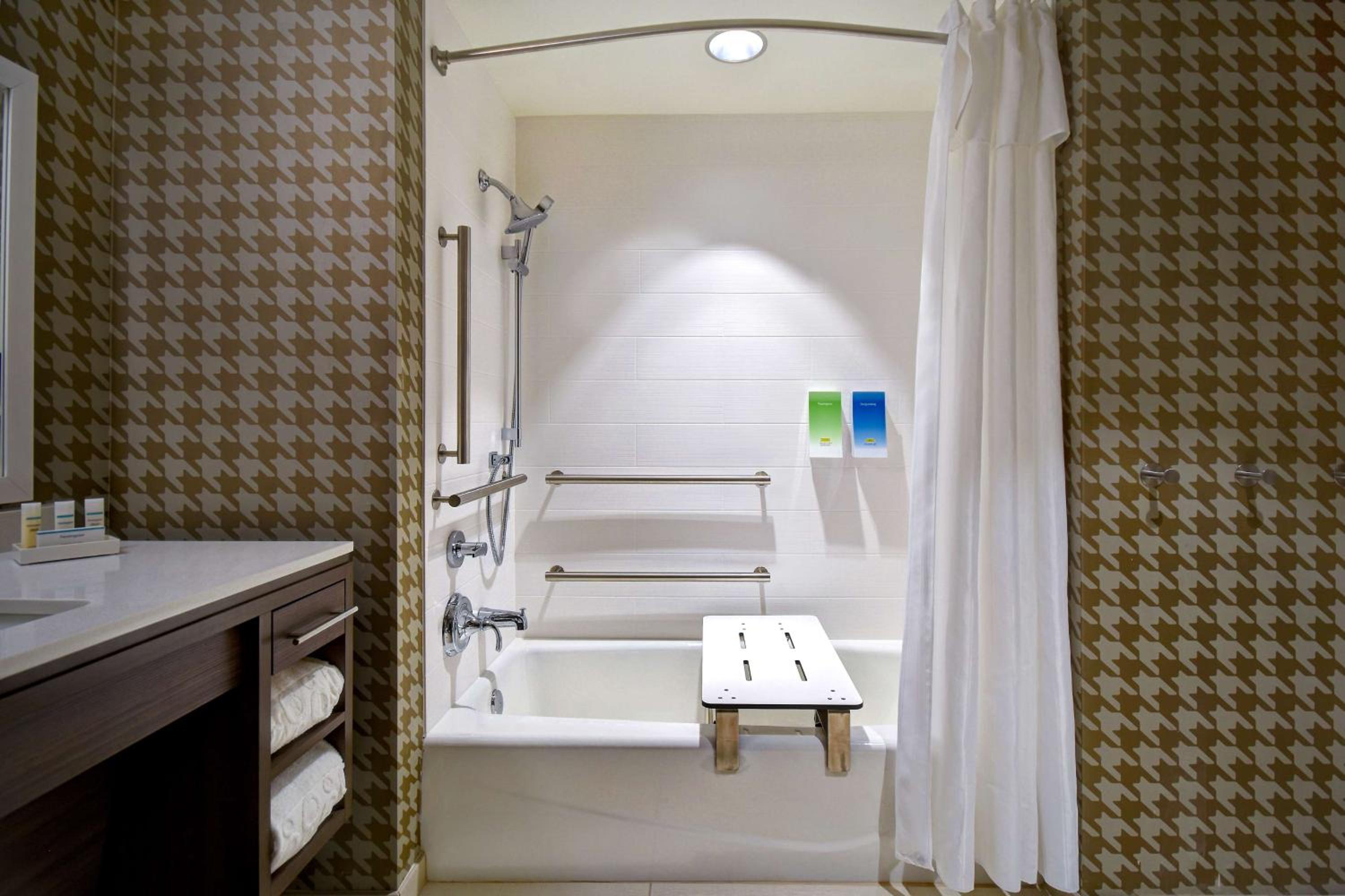 Queen Studio with Two Queen Beds - Mobility and Hearing Access/Non-Smoking - Photo 5