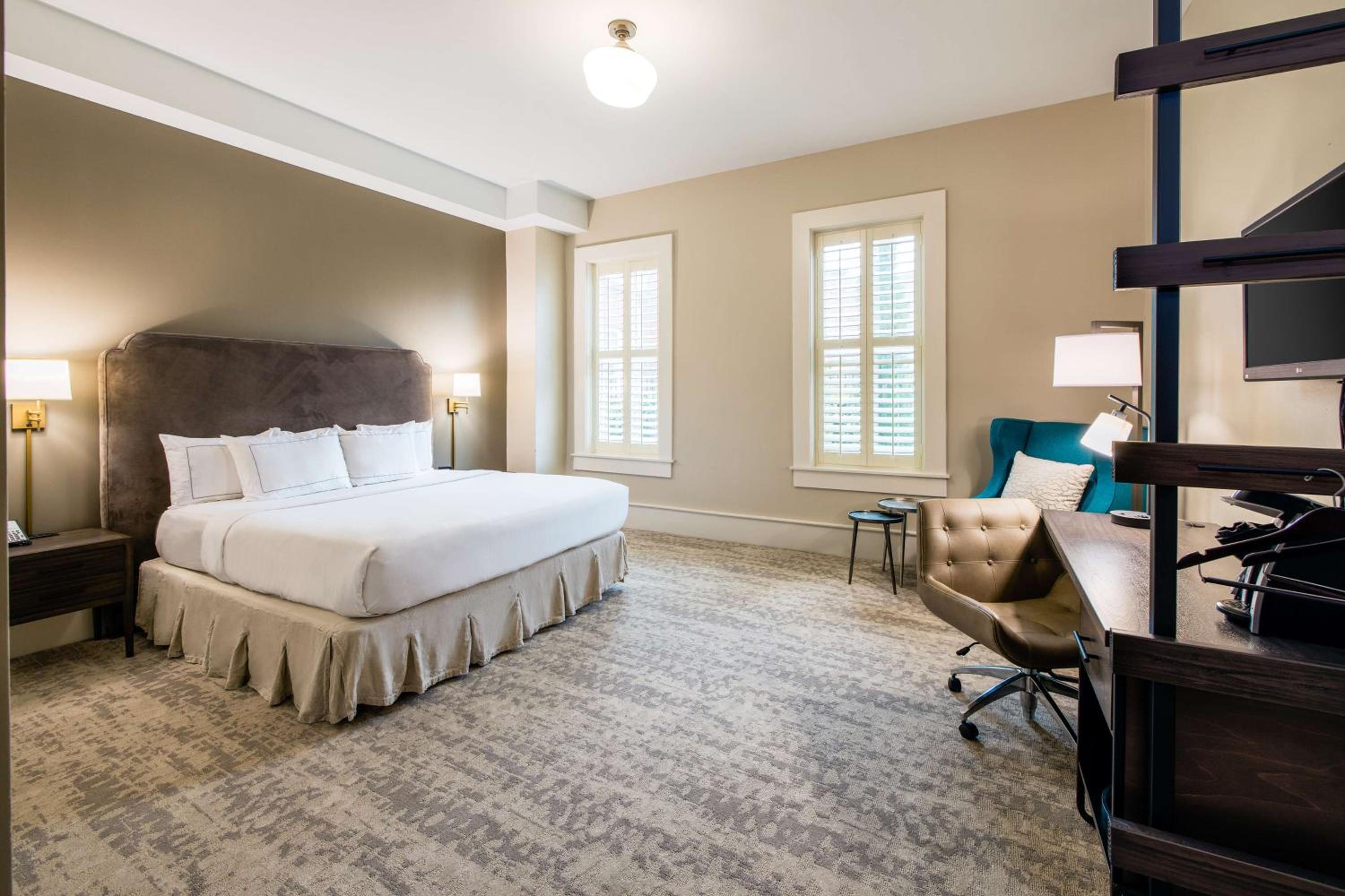 King Room with Roll-In Shower - Mobility Access - Photo 1