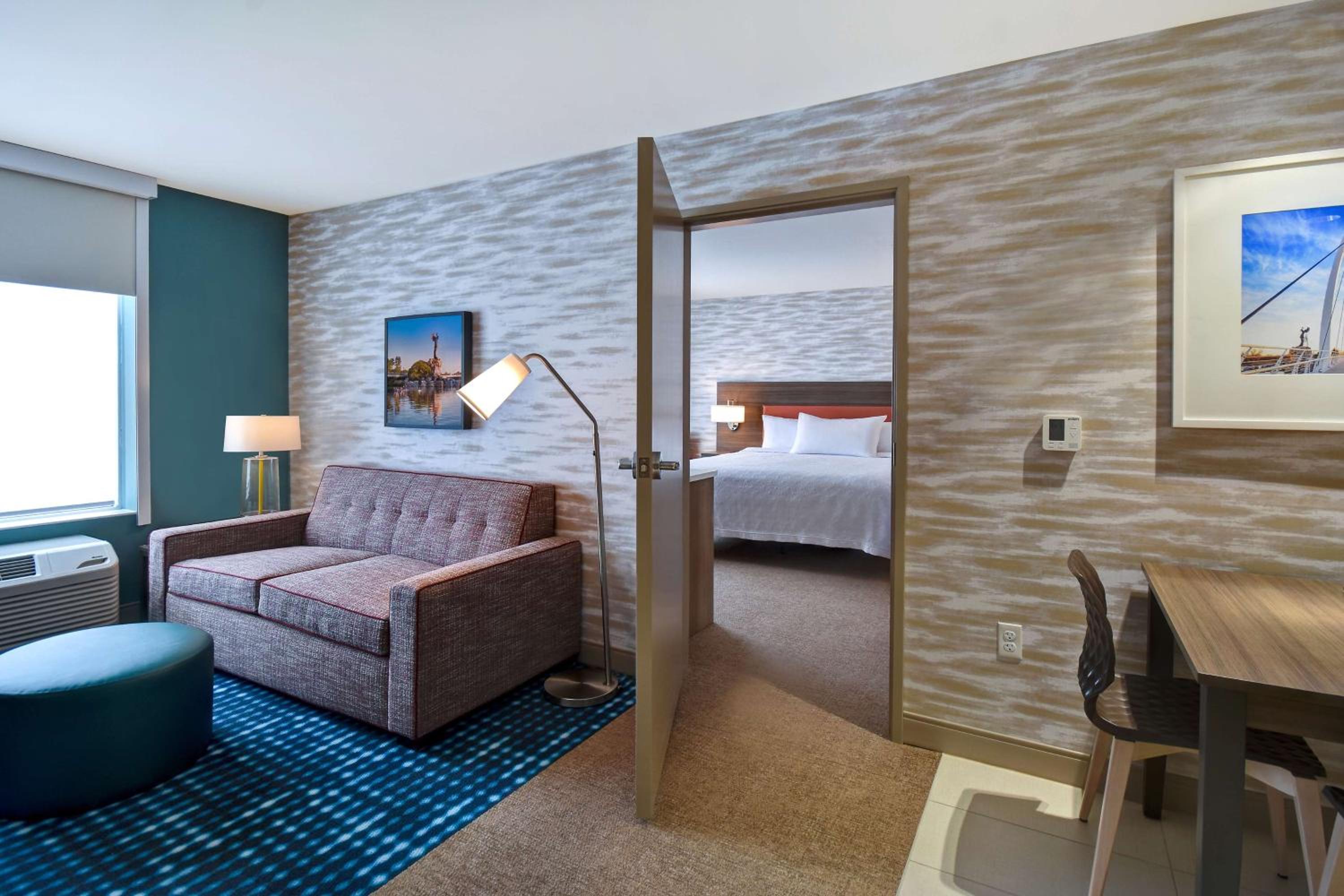 King Suite with Roll-In Shower - Mobility and Hearing Access/Non-Smoking - Photo 2