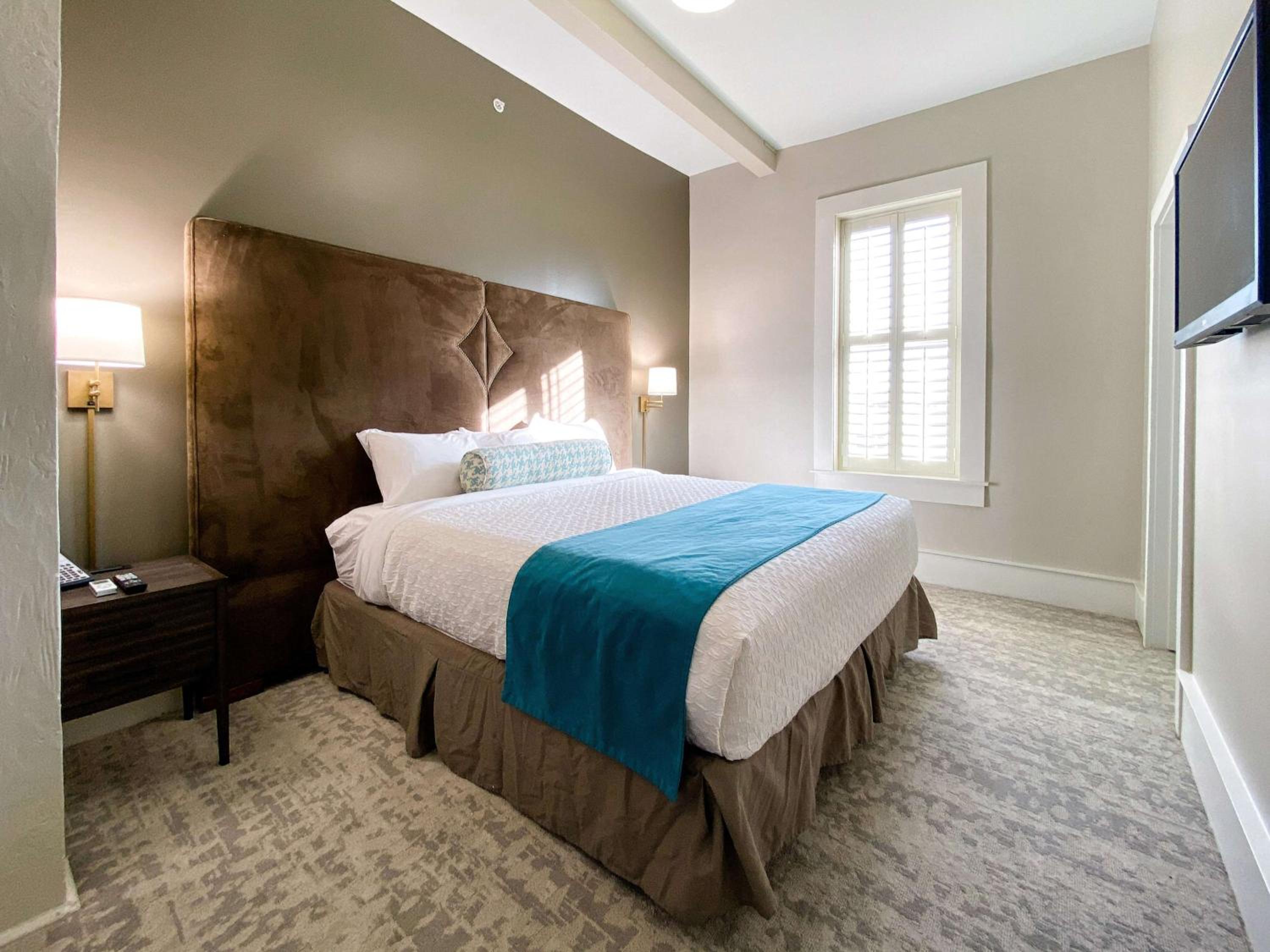 One-Bedroom King Suite - Photo 4