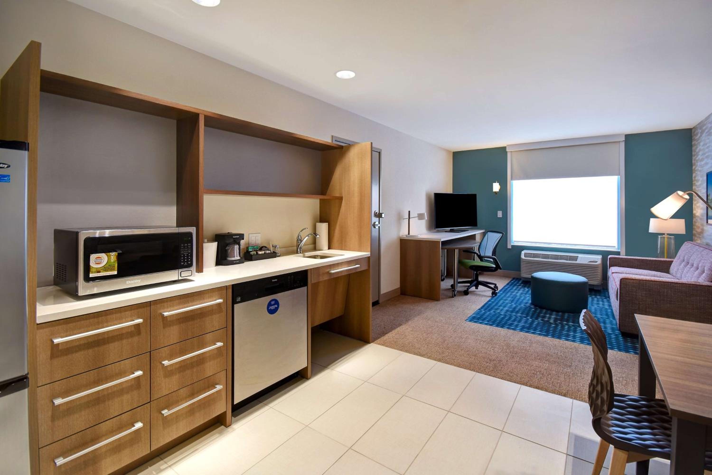 King Suite with Roll-In Shower - Mobility and Hearing Access/Non-Smoking - Photo 4