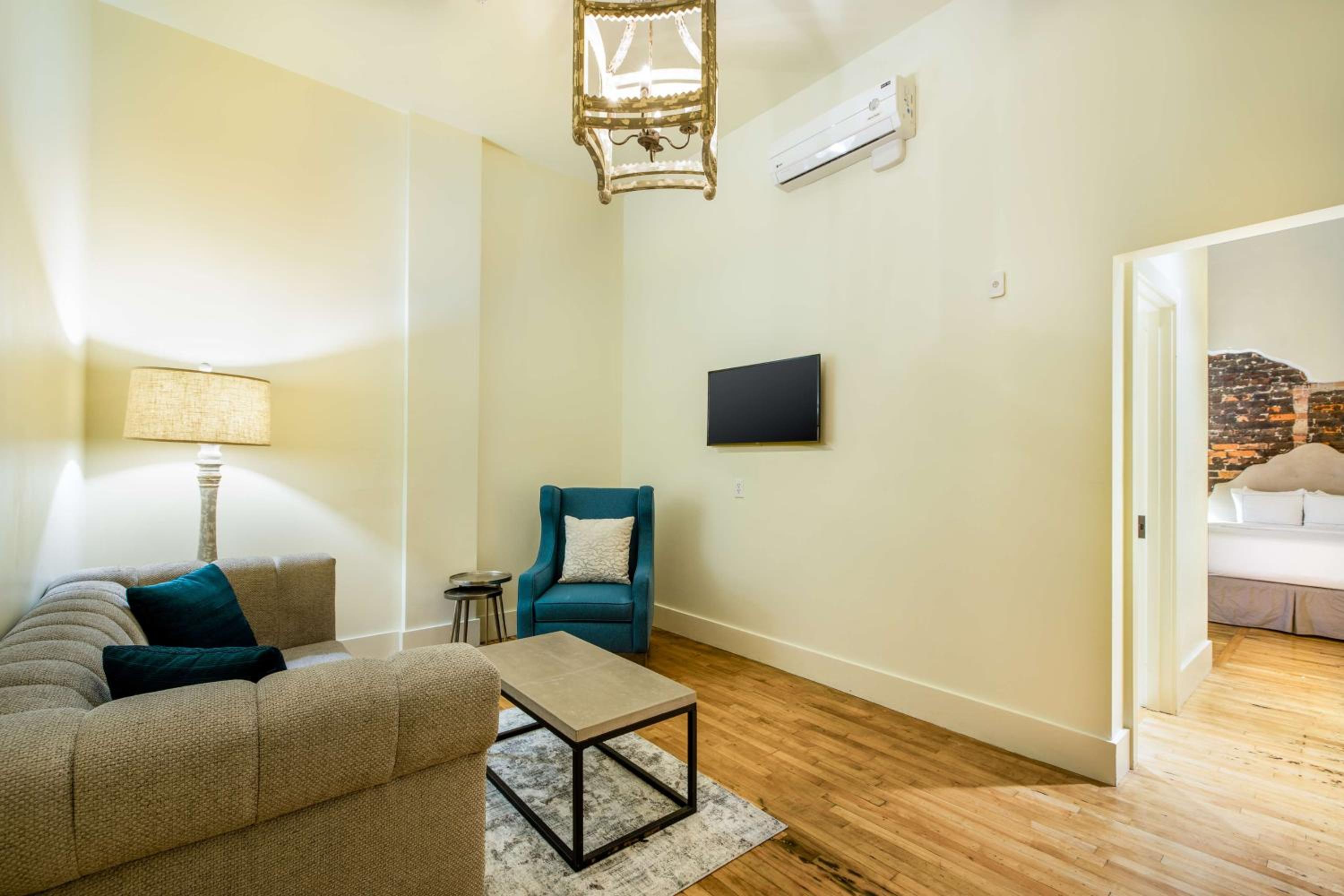 One-Bedroom Queen Suite with Two Queen Beds - Photo 3