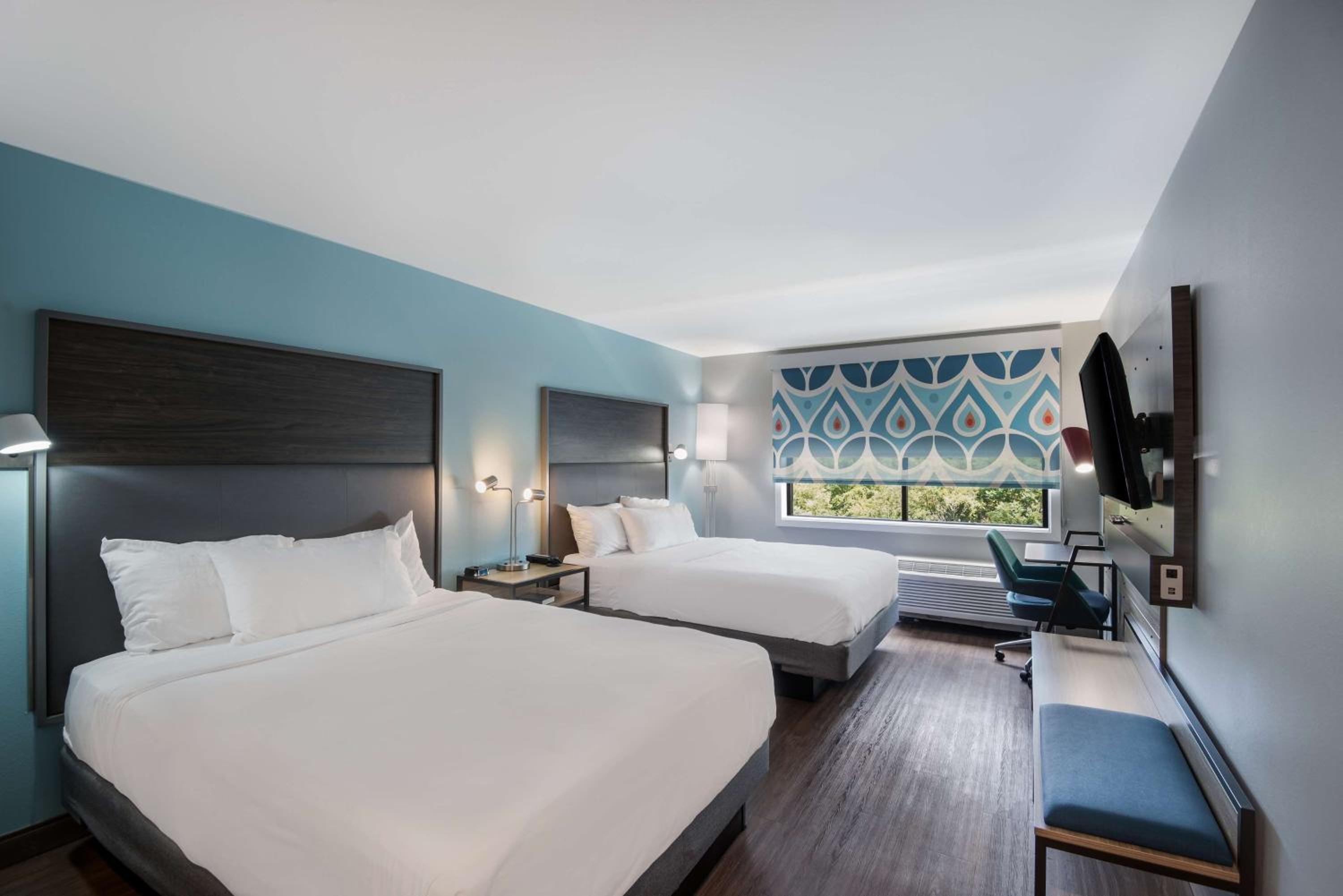Queen Room with Two Queen Beds - Photo 2