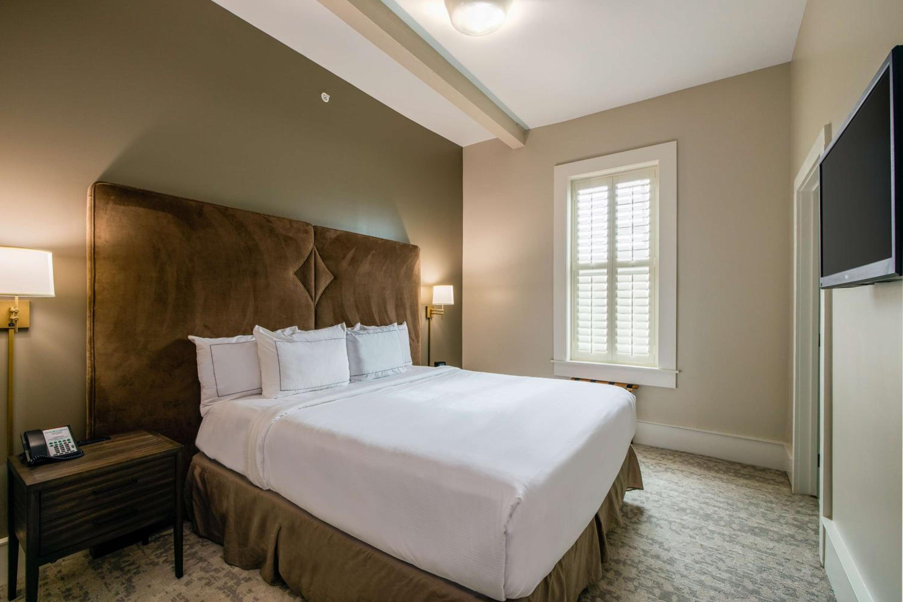 One-Bedroom King Suite - Photo 7
