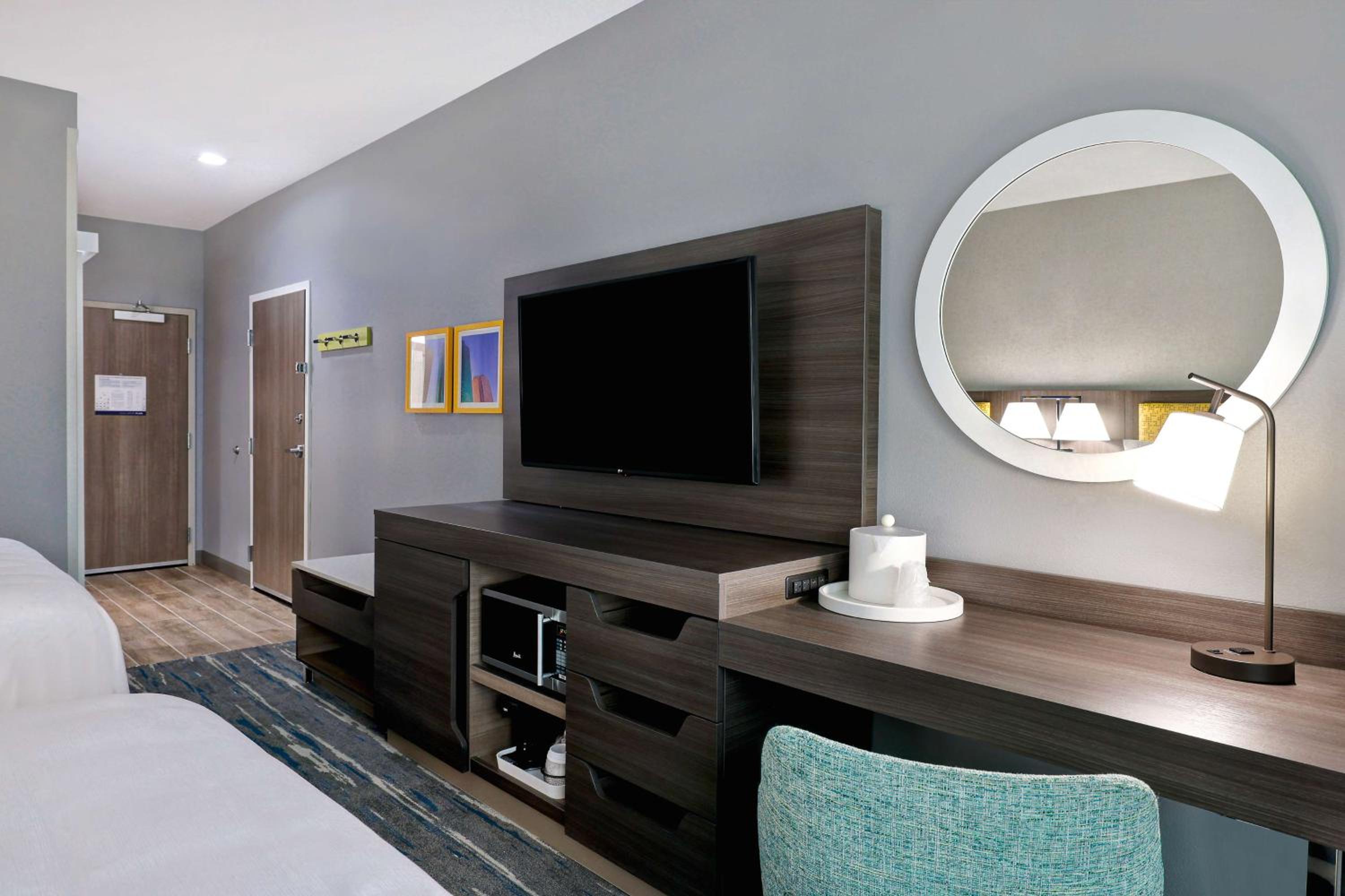 Queen Room with Two Queen Beds - Photo 3