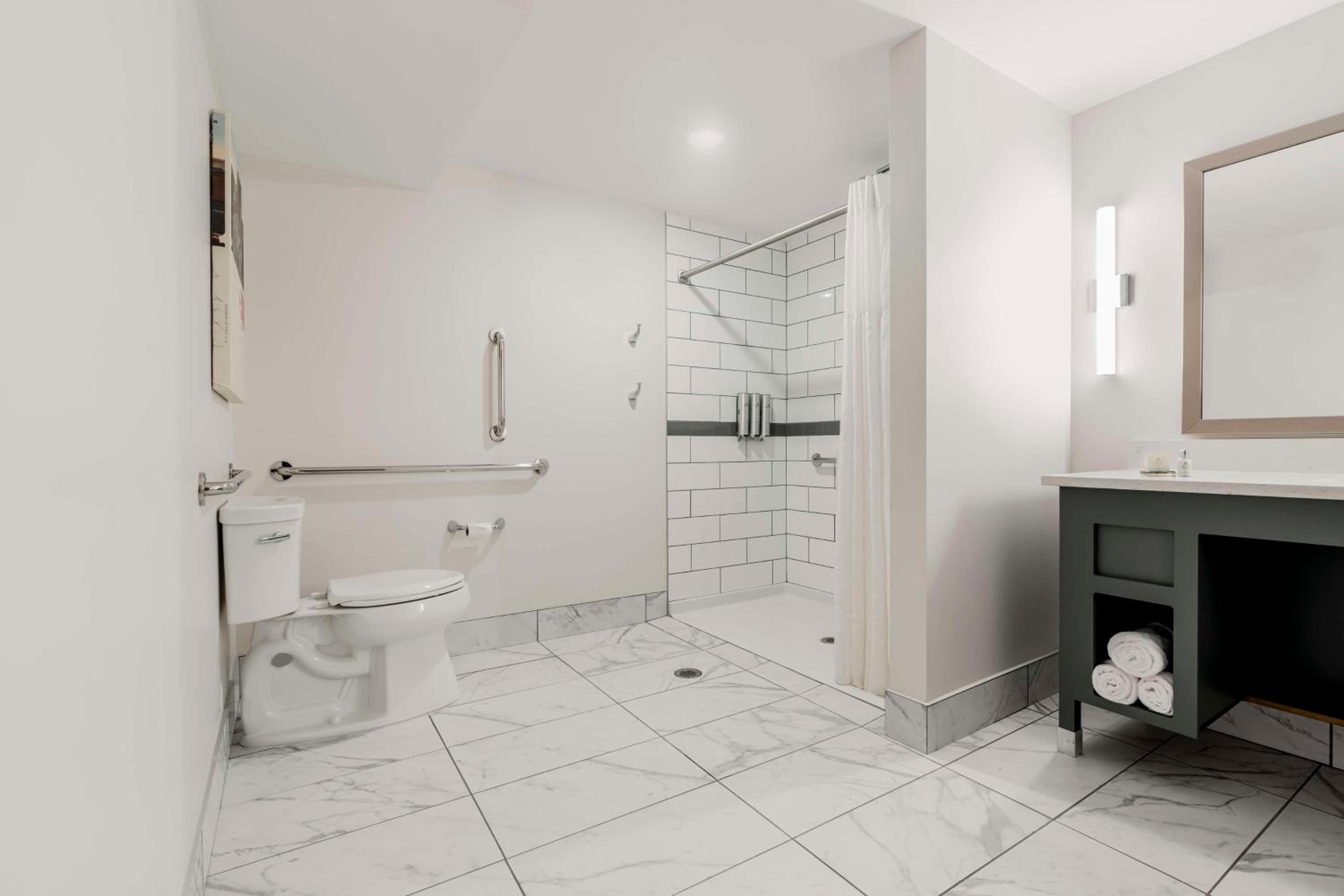Queen Room with Two Queen Beds and Transfer Shower - Mobility Accessible - Photo 3