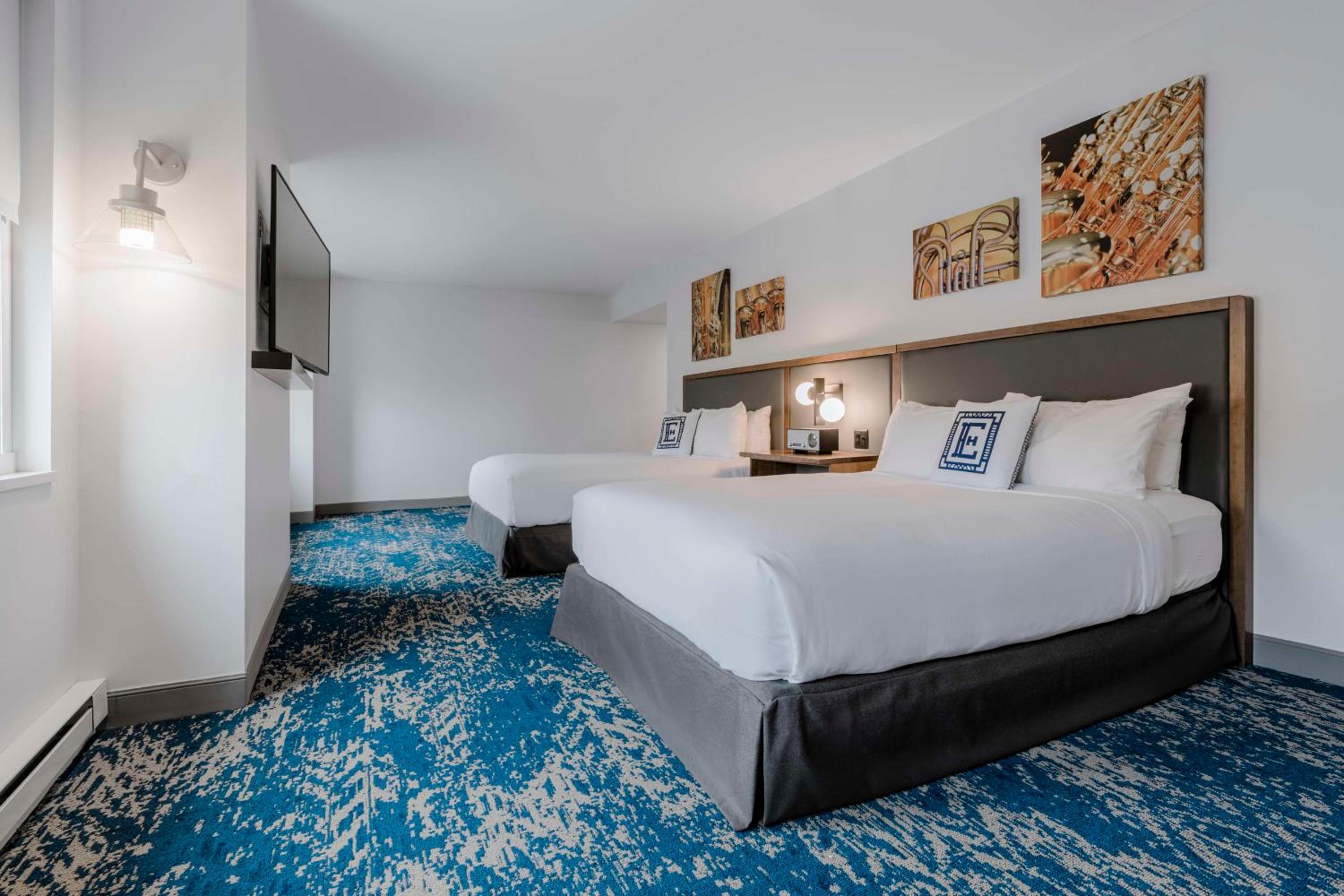 Queen Room with Two Queen Beds - Photo 3