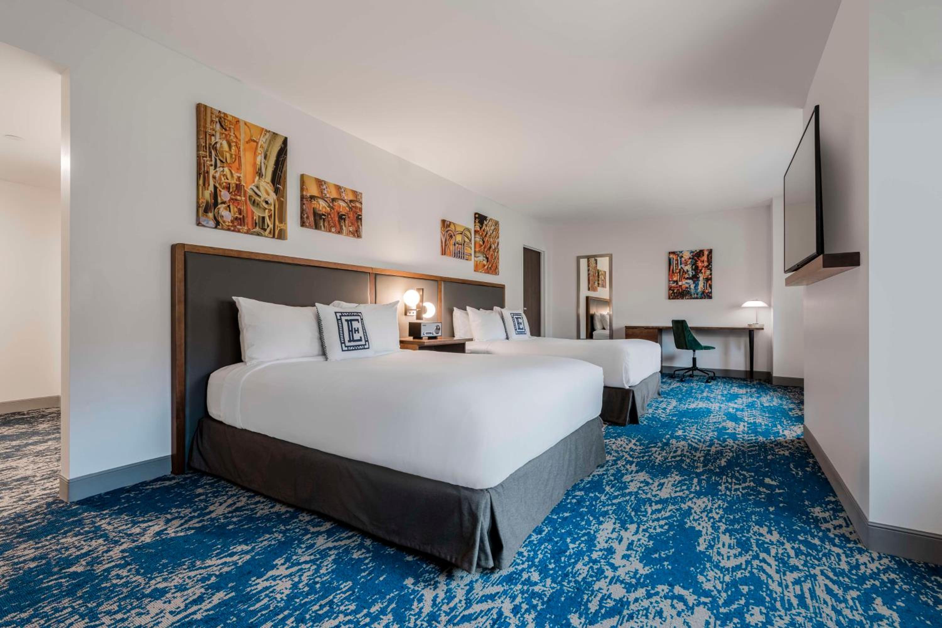 Queen Room with Two Queen Beds - Photo 2