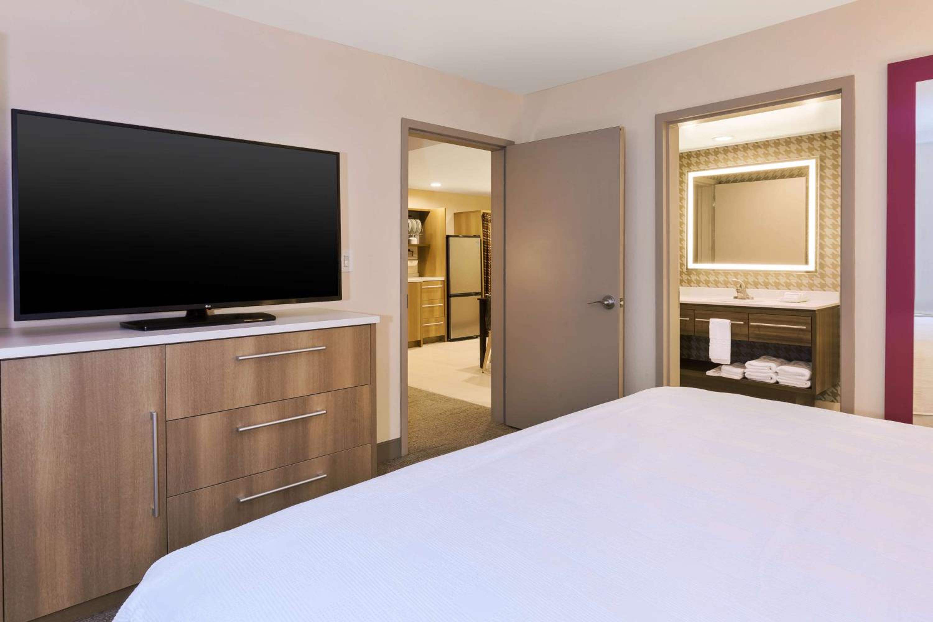 One-Bedroom King Suite - Non-Smoking - Photo 1