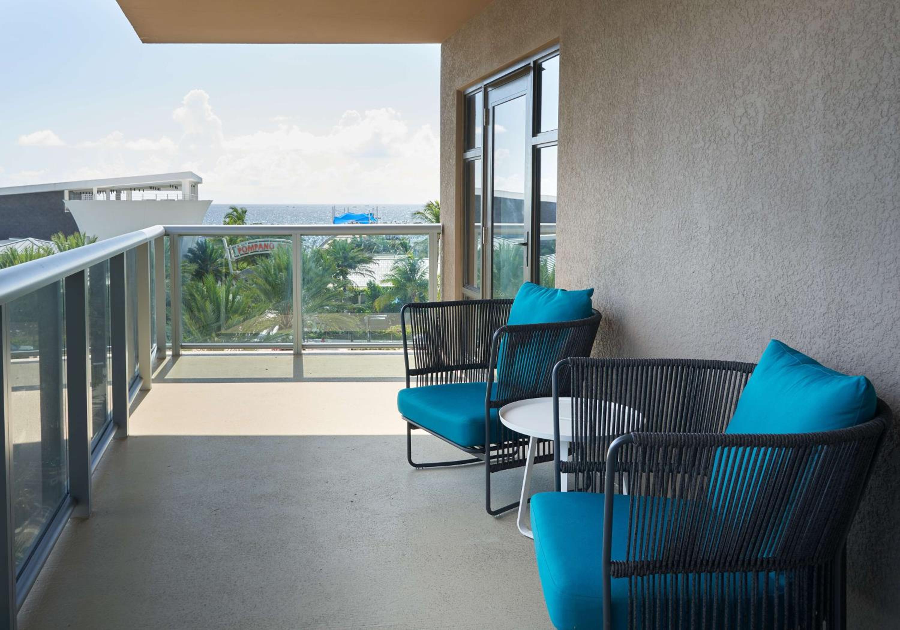 Queen Studio Suite with Partial Ocean View - Non-Smoking - Photo 5
