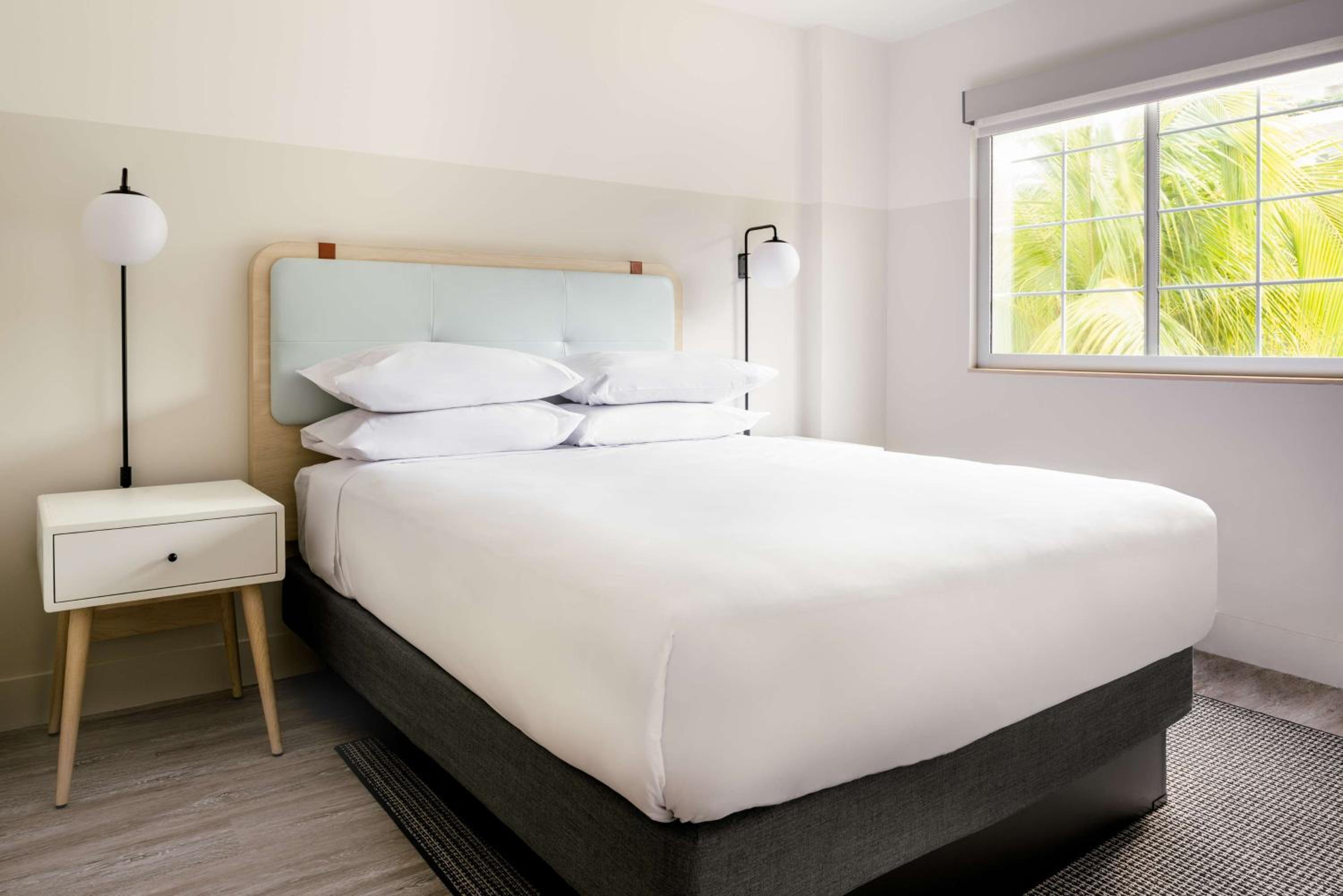 Standard room with 1 king bed - Photo 1