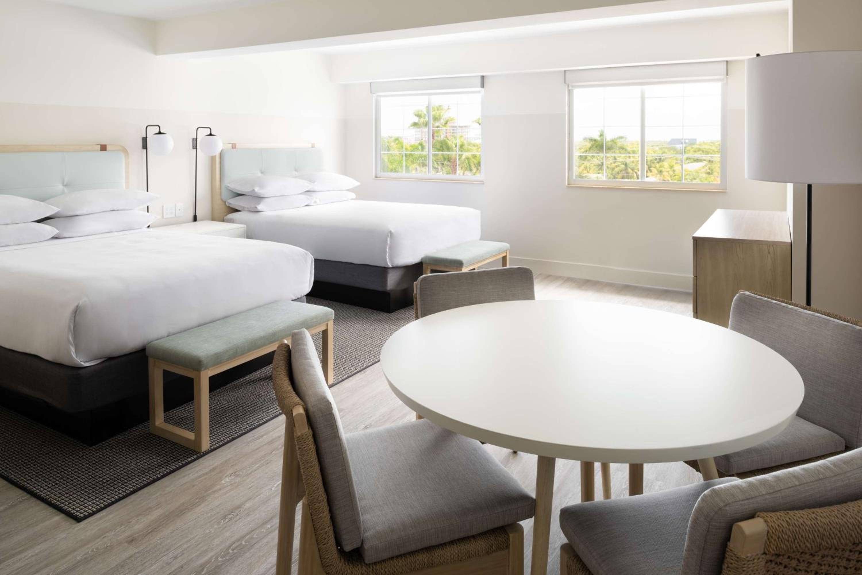 Standard Room with 2 Queen Beds - Photo 2