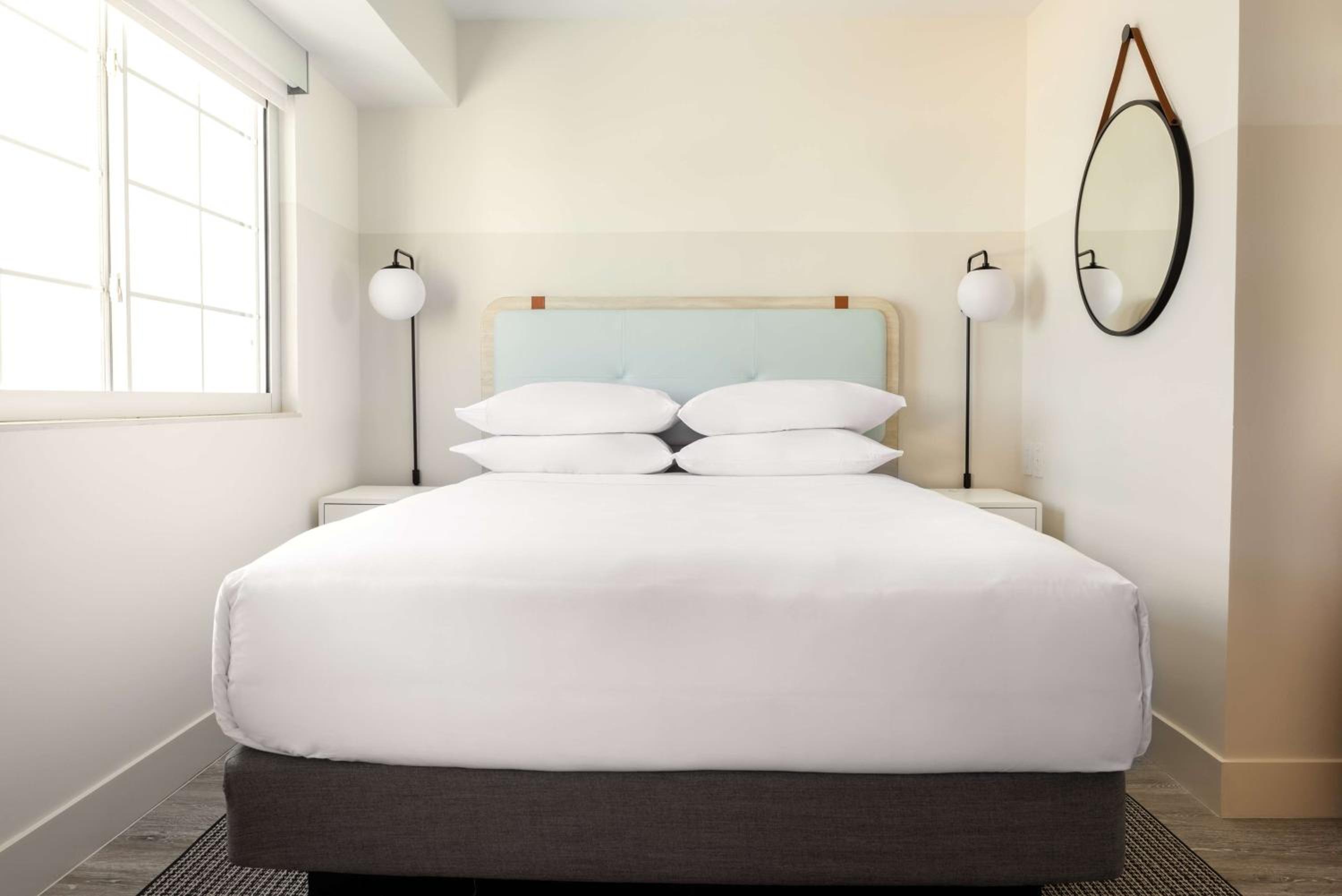 Studio with One Queen Bed and Sofa bed - Photo 2