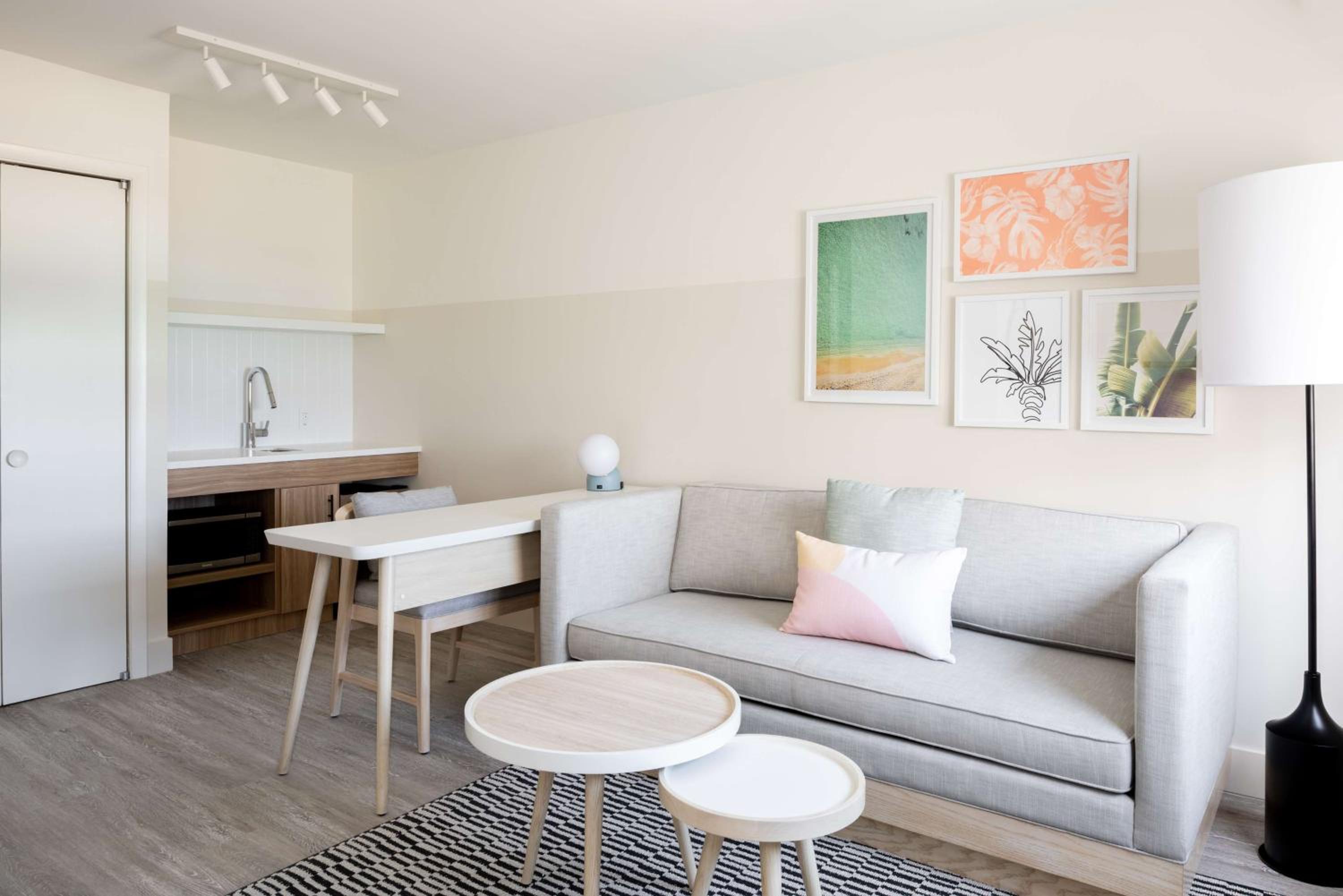 Studio with One Queen Bed and Sofa bed - Photo 3