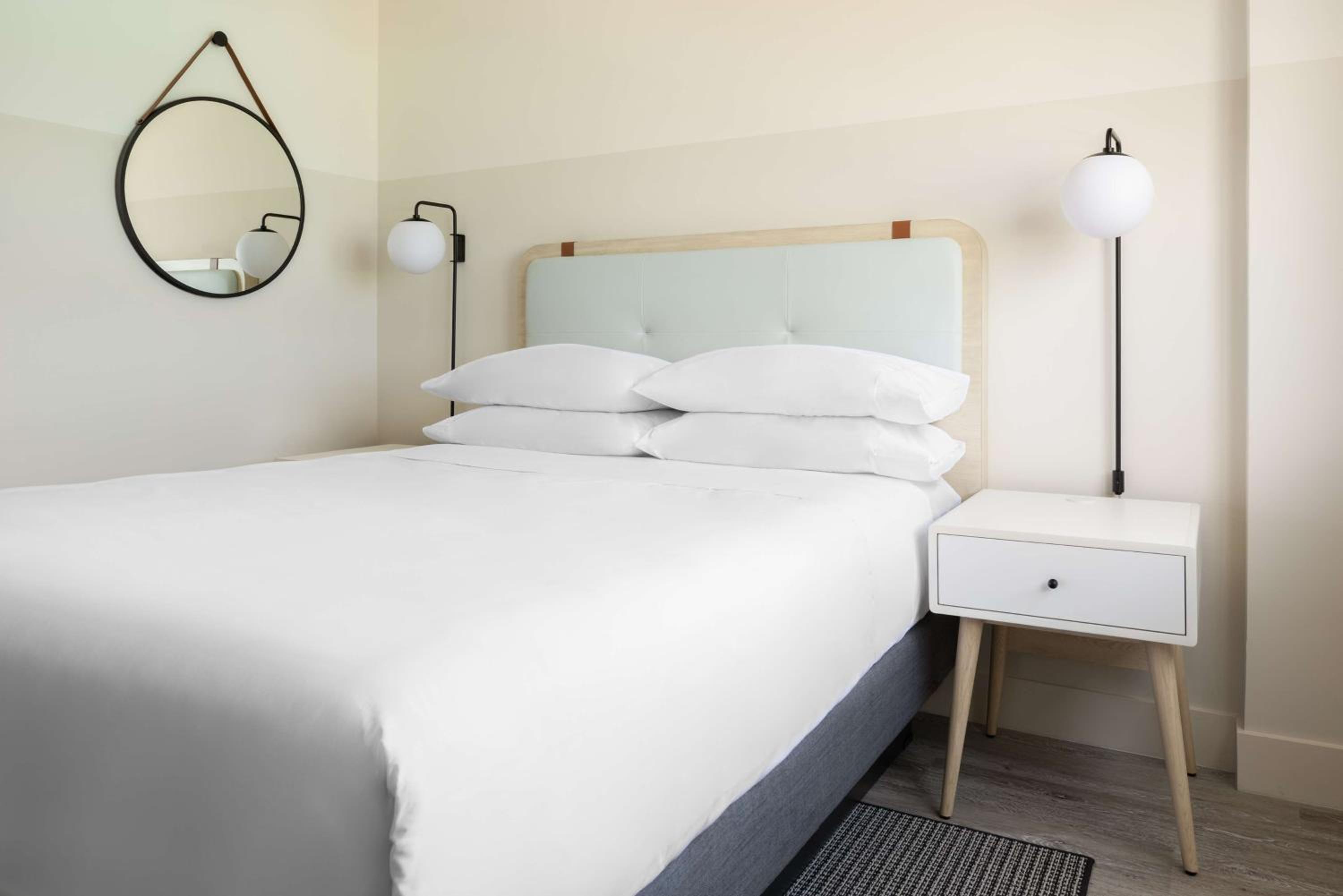 Standard room with 1 king bed - Photo 2