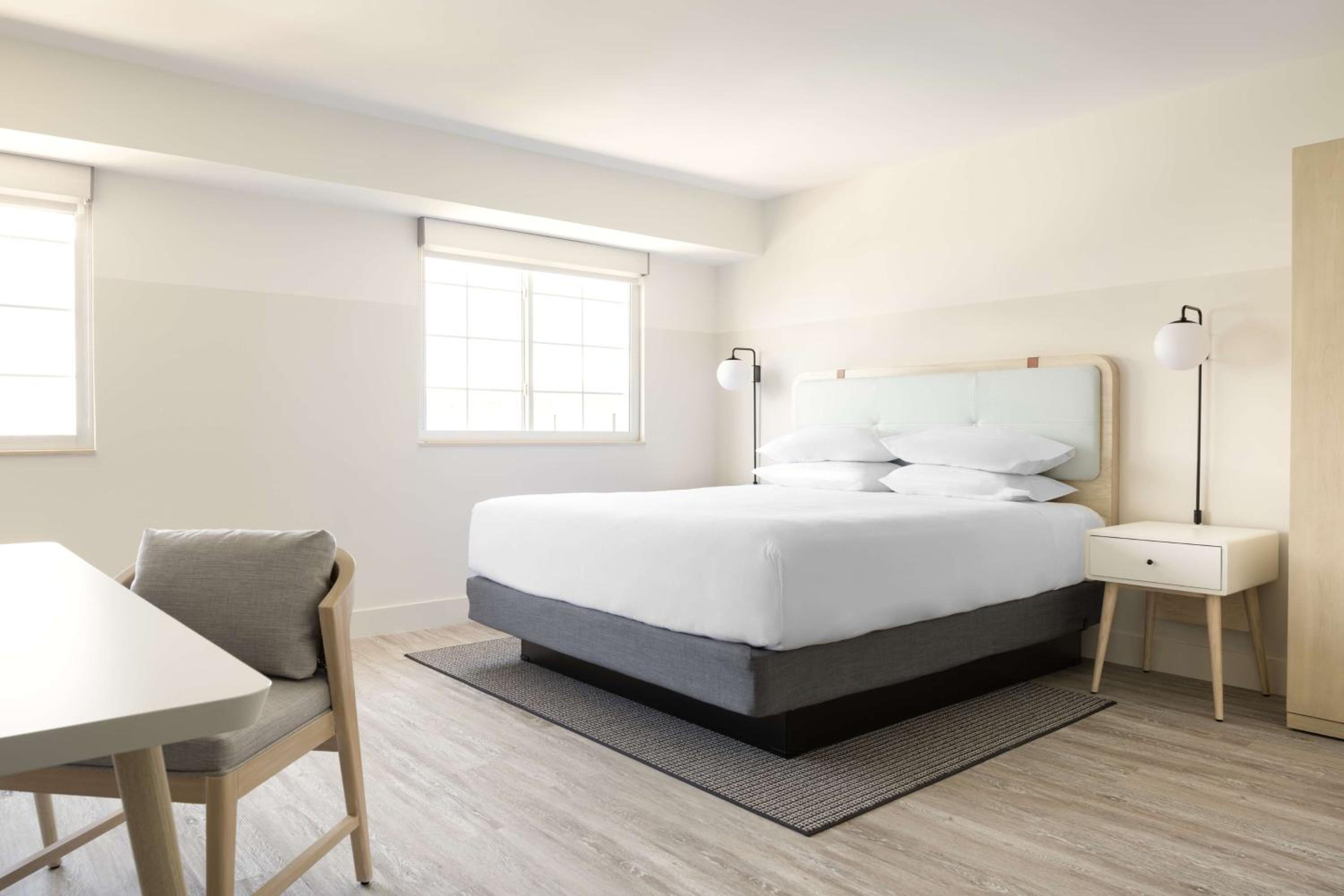 Standard room with 1 king bed - Photo 3