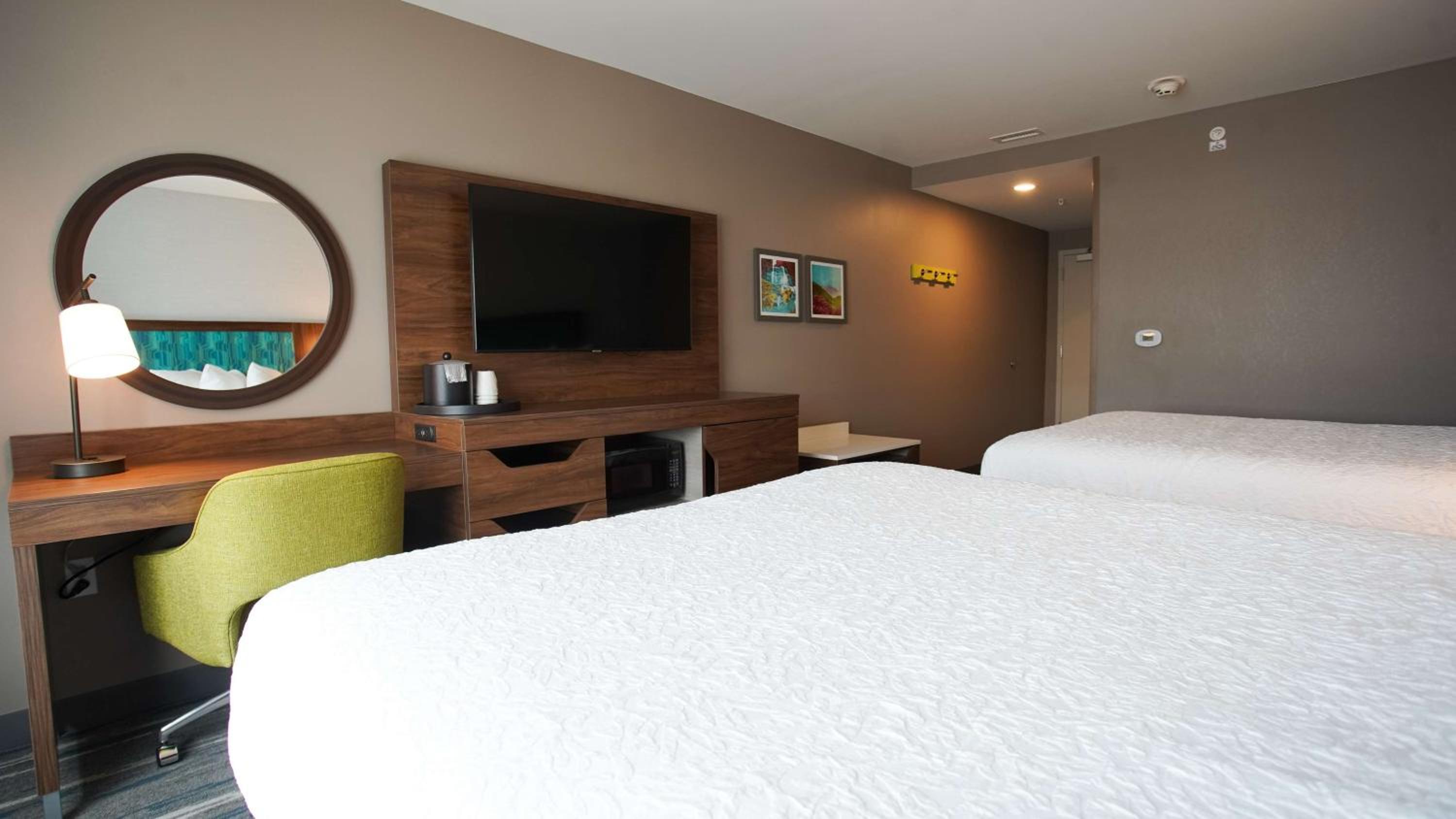 Queen Room with Two Queen Beds - Photo 3