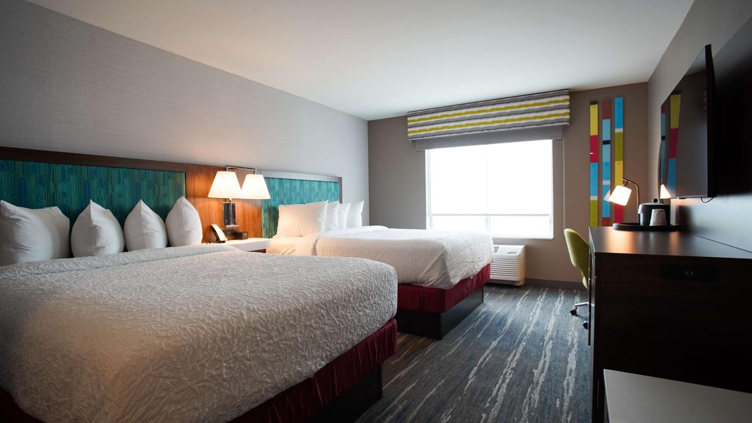 Queen Room with Two Queen Beds - Photo 2