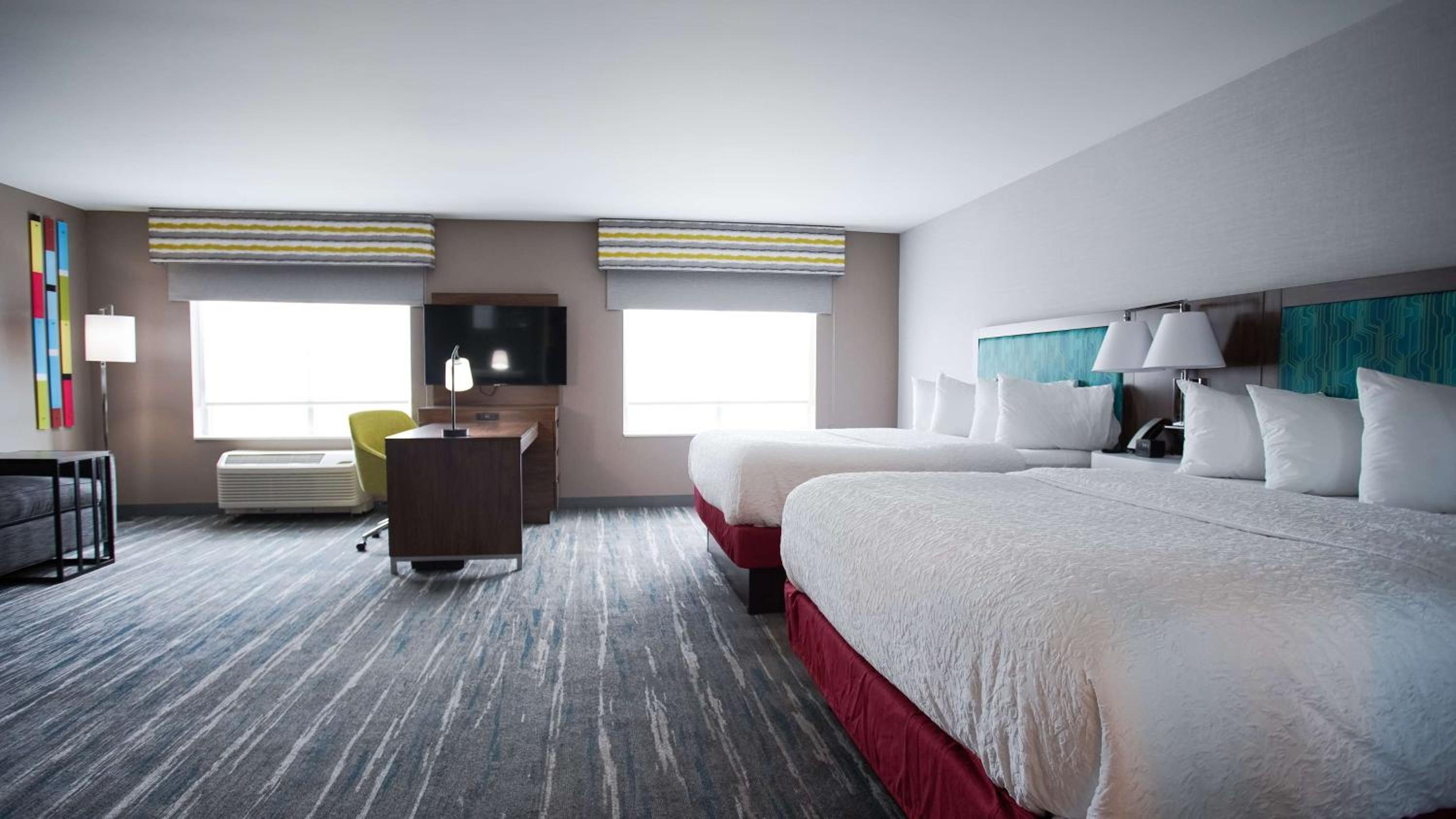 Queen Studio Suite with Two Queen Beds - Non-Smoking - Photo 3