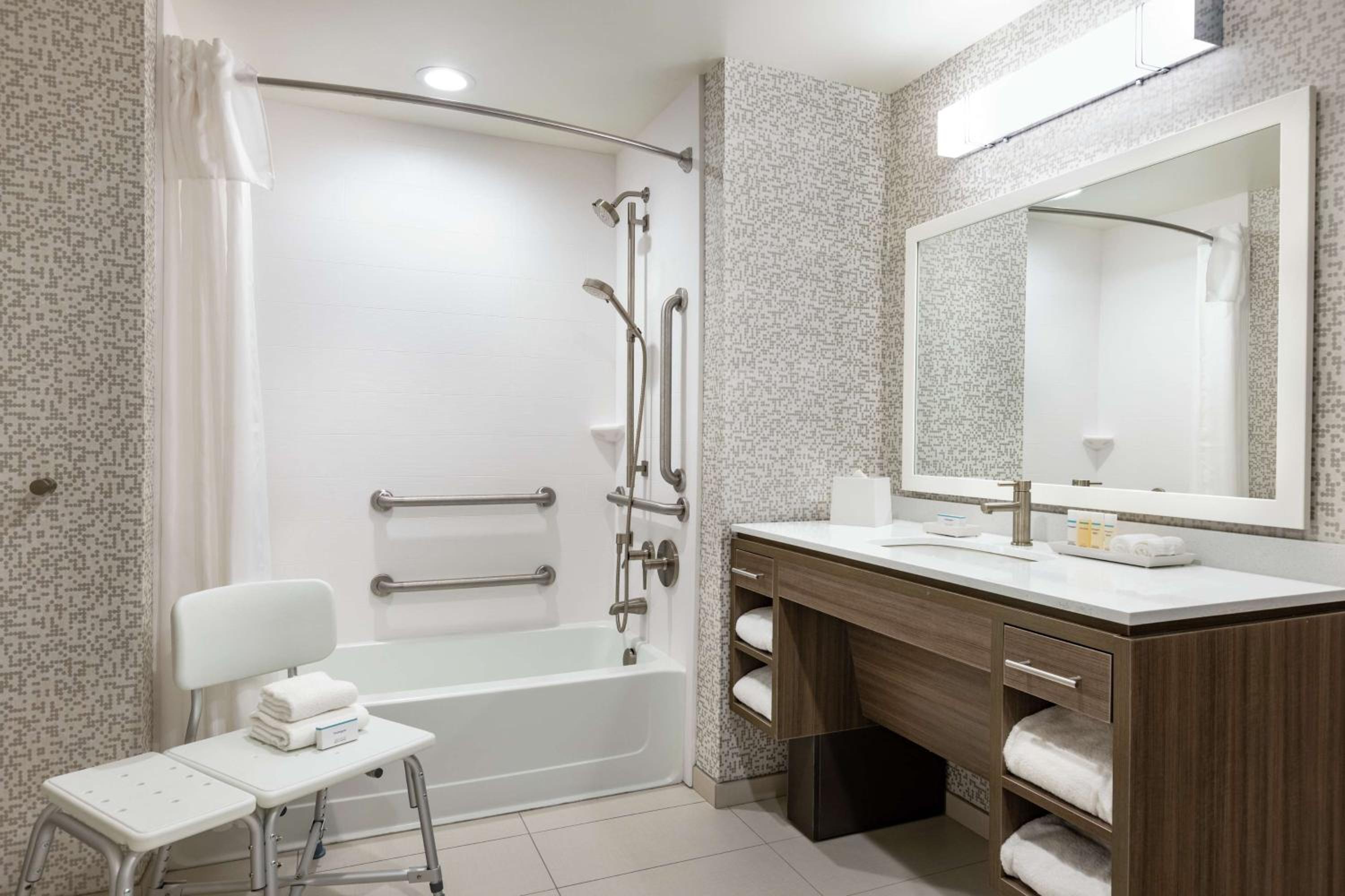 King Suite - Mobility Access/Non-Smoking - Photo 4