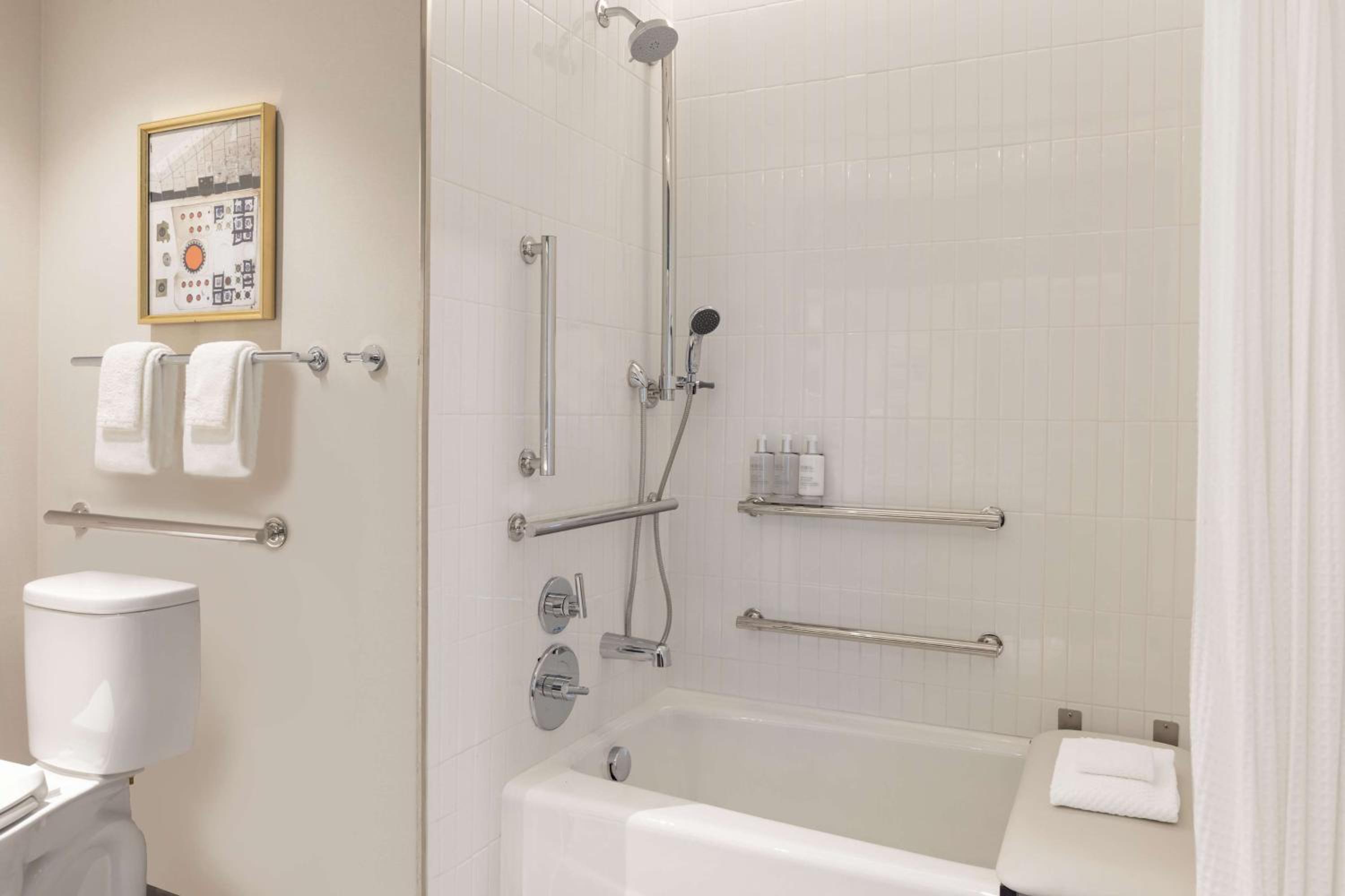 King Room with Bath Tub - Mobility and Hearing Access/Non-Smoking - Photo 2