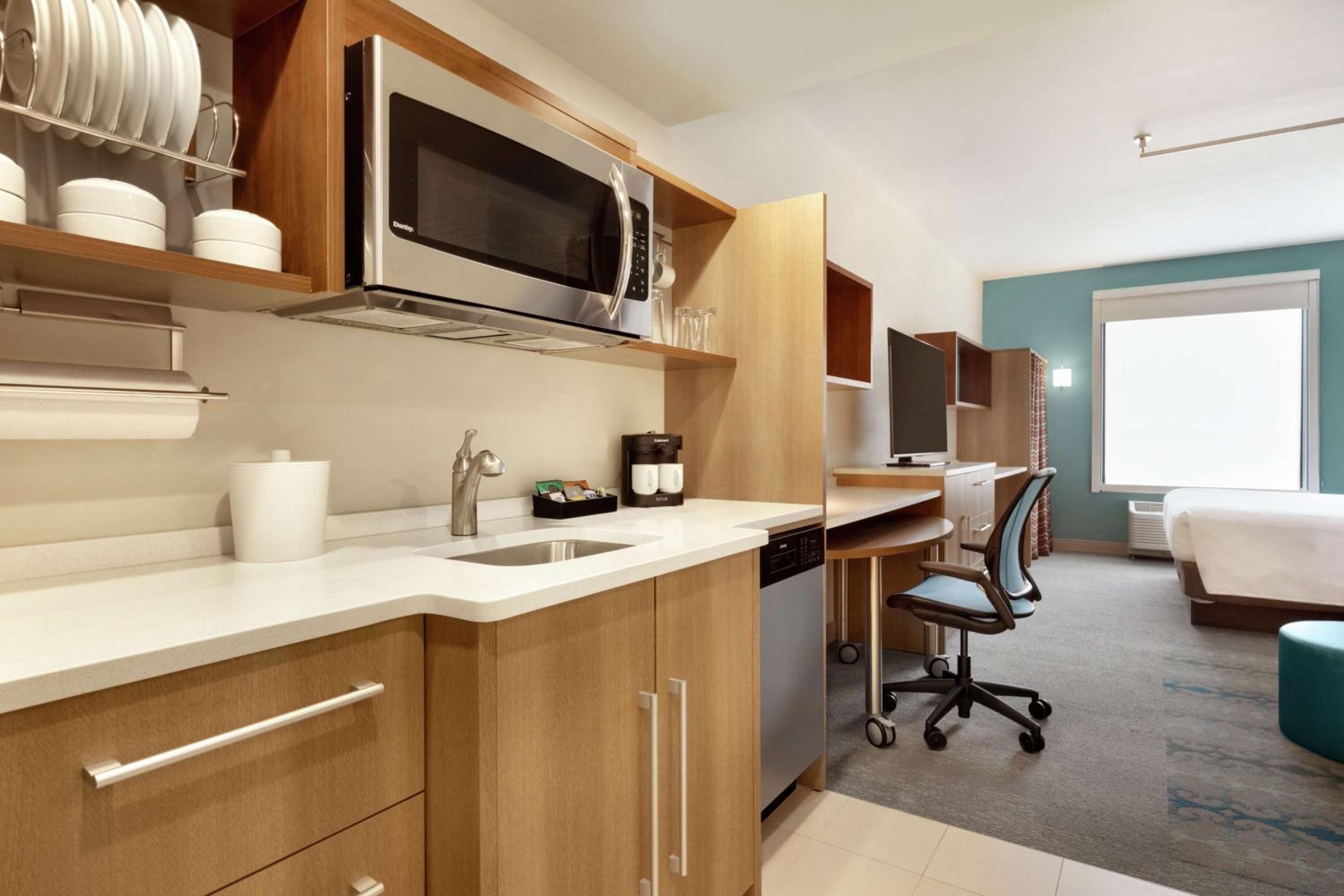 King Studio Suite - Non-Smoking - Photo 3